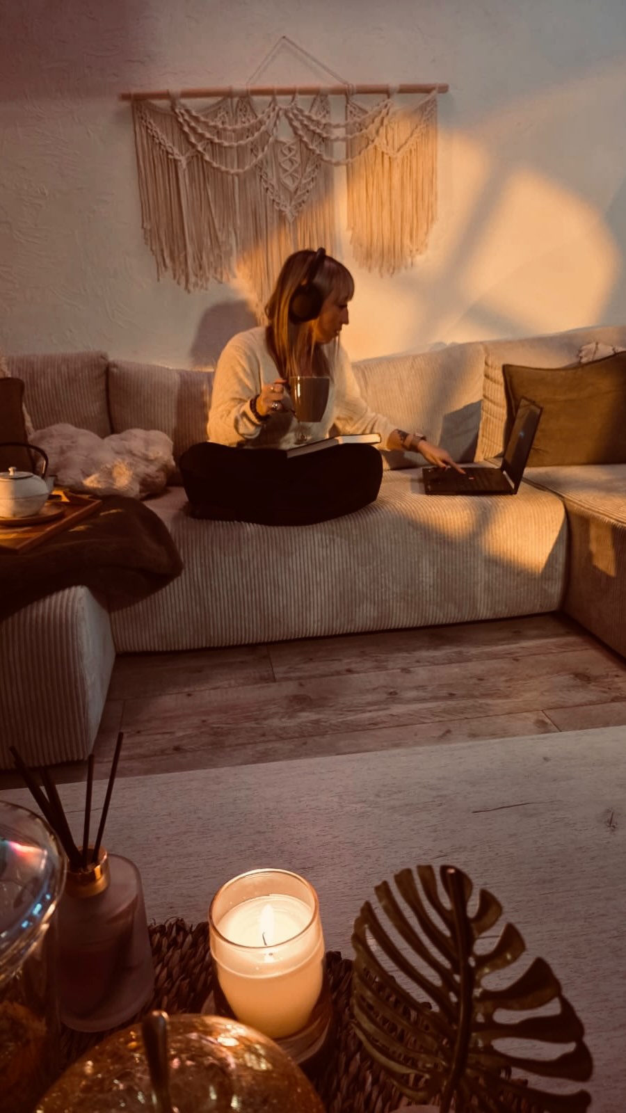 Et si être badass, ce n’était pas performer, tenir le coup…
mais te choisir vraiment ?
Se laisser aller quand ça ne va pas,
c’est ok.
Ton corps en a parfois besoin…
Mais s’y installer trop longtemps,
c’est lui laisser le volant.
Et toi, tu n’es pas faite pour sombrer,
tu es faite pour te relever!
Fini le mode survie🤬
Se choisir,
c’est sentir quand il est temps de rebondir.
Pas pour prouver.
Pas pour faire plaisir…
Mais pour ne pas te perdre ✨
Tu as ce pouvoir en toi!
Tout commence par un petite action, un petit pas vers toi..
La seule question, c’est :
est-ce que tu décides de l’utiliser ?
👉 Dis-moi en commentaire :
tu te choisis ou tu tiens encore ?
#confianceensoi #sechoisir #badass