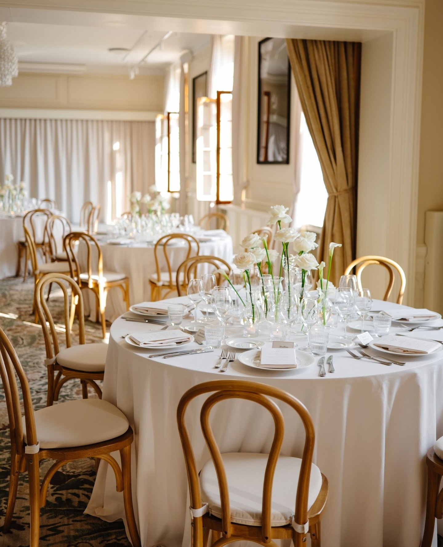 Soft white and creamy tones that perfectly harmonize with the interior of this stunning venue ✨
Planning, design & florals: @avenievents
Venue: @maryhillestate
Photographer: @kvitka.photo
Videographer: @videohousestockholm
Entertainment: @3bbaofficial @simonsaxx
Customised candles: @arcdscents
Rentals: @table.se
Ice cream cart: @glasskalas.se
.
.
.
.
.
.
.
#bröllop #bröllop2026 #bröllop2027 #bröllopskoordinator #bröllopsplanering #weddingplanner #weddingplannersweden #weddingplannerstockholm #destinationwedding #grandhotel #eventstockholm #floriststockholm #luxuryweddingplannereurope #weddingplannereurope #europeweddingplanner #eventplannersweden #eventplannereurope