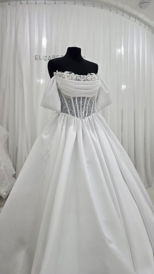 Nine years of brides has taught us something quietly powerful.
Confidence isn’t loud.
It doesn’t rush.
And it doesn’t need convincing.
The real magic happens when a bride feels safe enough to be herself 🤍
That’s the feeling we’ve been protecting for nine years and always will.
9 Years of Saying Yes.
#Birthday #BridalBirthday #BrideToBe #ItsOurBirthday #BridalBoutique