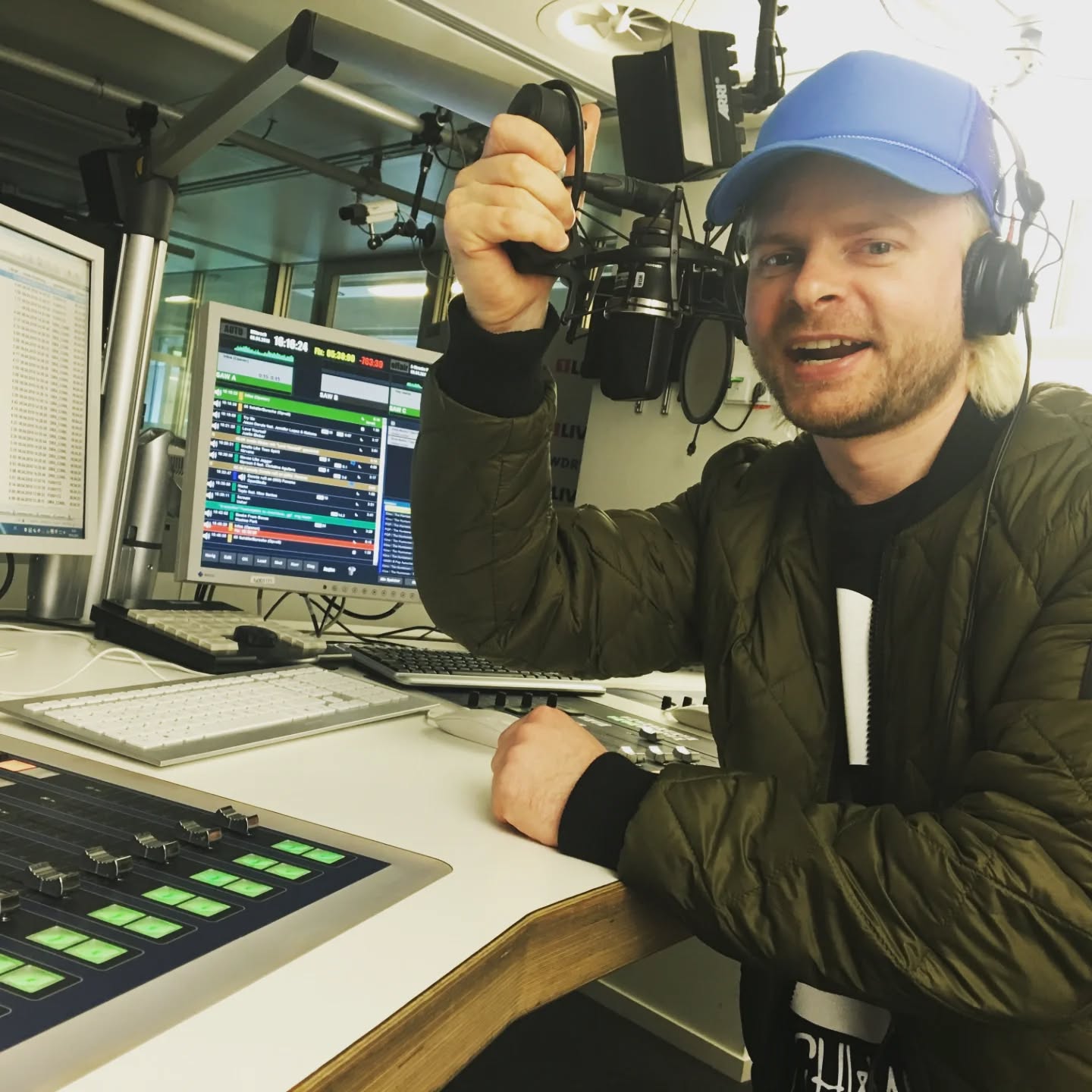 2016 ⬅️ (natürlich in 1:1 Format)
w/ @robin__schulz WG-Party in Paderborn crashen
w/ @danieldanger_official (du hast voll den schönen Charakter) x @schmetterlingsrike x @ninjabrgrd x @diskokonow
w/ @diplo auf Ibiza
w/ @larissariess & @philippisterewicz in @1live Go
w/ @bernddicks in @parookaville
w/ @ninjabrgrd am Times Square
w/ @felixjaehn & @topic @ 1LIVE Krone 👑 in Bochum, captured by @adrianpflug