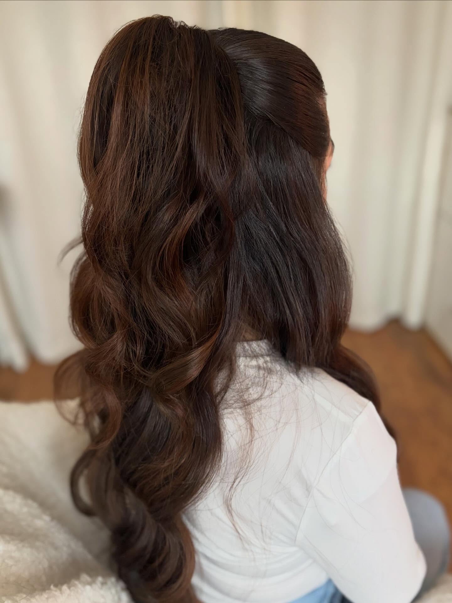 Tap to save this stunning sleek half-up with a power pony and loose defined waves 🤎
The snatched look is perfect if you want to keep the hair out of your face - one less thing to worry about on the big day ✨ This look suited my gorgeous bride @kaatie_smith so much!
Swipe to see a little video of this style in action 🫶🏼
A small number of 2026 dates remain, and I’m now taking bookings for 2027.
Tap the link in bio to enquire 💌
#stamfordhairstylist #weddinghairpeterborough #brunettebride #stamfordwedding #stamfordbride