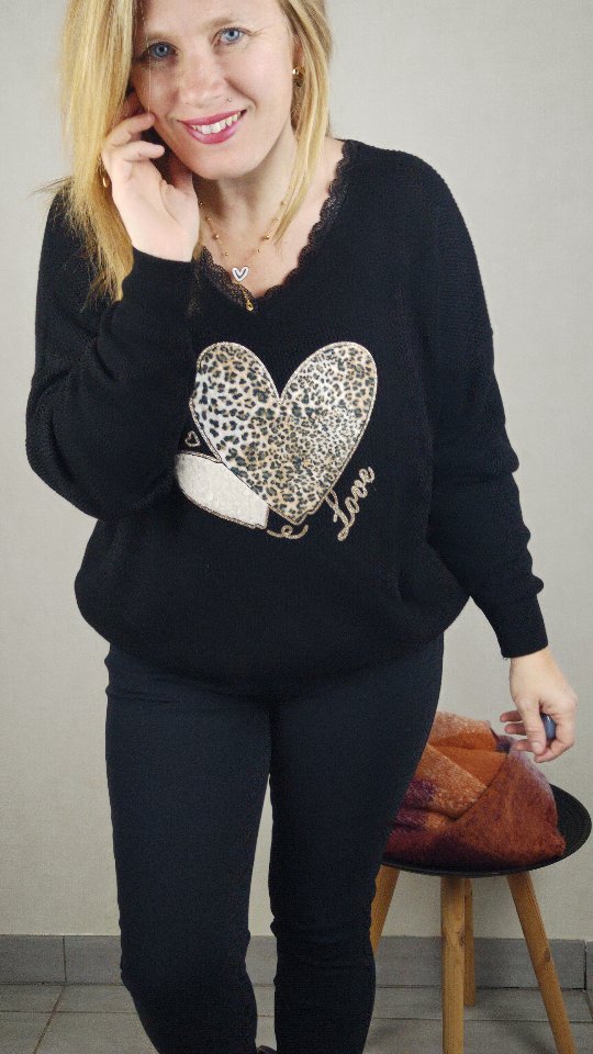 ⭐🖤 Le genre de pull qu'on enfile... Et qu'on ne quitte plus !! ⭐🖤
Le pull NOÉ, c'est typiquement la pièce rassurante, celle qu'on attrape quand on veut être à l'aise tout en se sentant jolie 🤩
✌️ Coupe confortable
🙌 Facile à associer
💪 Il s'adapte à ton quotidien sans te contraindre
Je l'aime parce qu'il ne triche pas du 36 au 48 !!
À porter avec un jean, un pantalon plus habillé ou même une jupe pour casser les codes 🔐
.
.
💣 Et si cette pièce était faite pour toi ?! Quelle serait ta couleur préférée ?! 🖤💚💙
.
.
#modchadeschoux #modecurvy #pulllove ##pullfemme #lookfemme #confianceensoi #conceptstorefemme #modeinclusive #tenuequotidienne #vichy