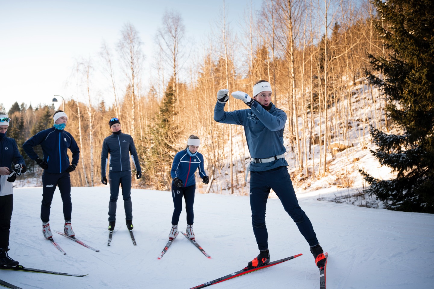 Klar for å bli tryggere og bedre på ski ?⛷️❄️
På våre skikurs får du grundig og motiverende veiledning i skøyting, klassisk, og staking
Kurset passer både for nybegynner og viderekommen uansett om målet er bedre flyt mer fart eller bare større skiglede
Bli med på lærerike økter i godt miljø og opplev mestring i hver eneste økt 💪✨