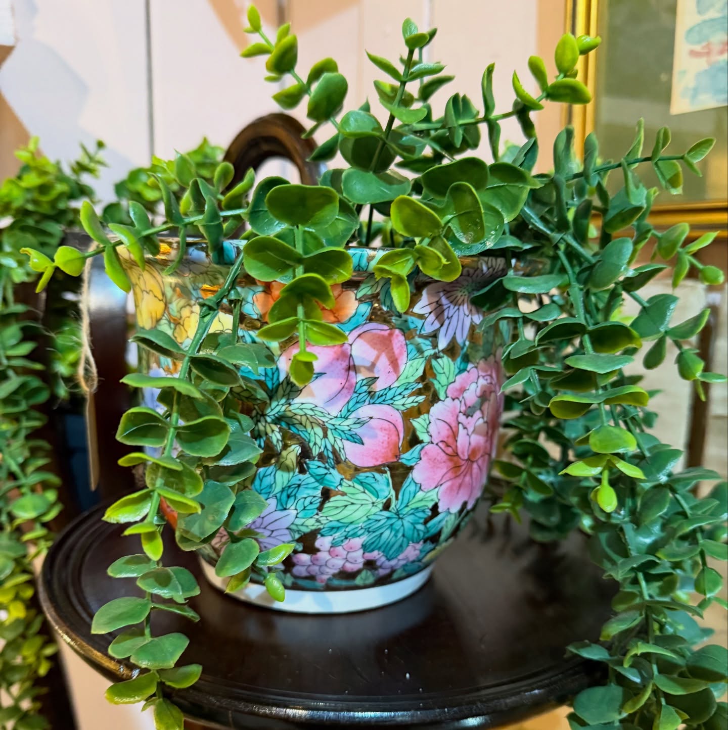 There’s a reason florals have been loved for centuries…
They bring colour, texture and a sense of calm into any room. Whether it’s a woven tapestry, a painted canvas, delicate ceramics or a little paperweight placed on a shelf, floral designs add character without feeling overwhelming.
www.theantiquevillage.co.uk
Open 10-4 Monday to Saturday
Over 100 dealers over three floors plus our wonderful @thedovetailcafe
#devon #antiques #vintage #interiors #decor homestyle