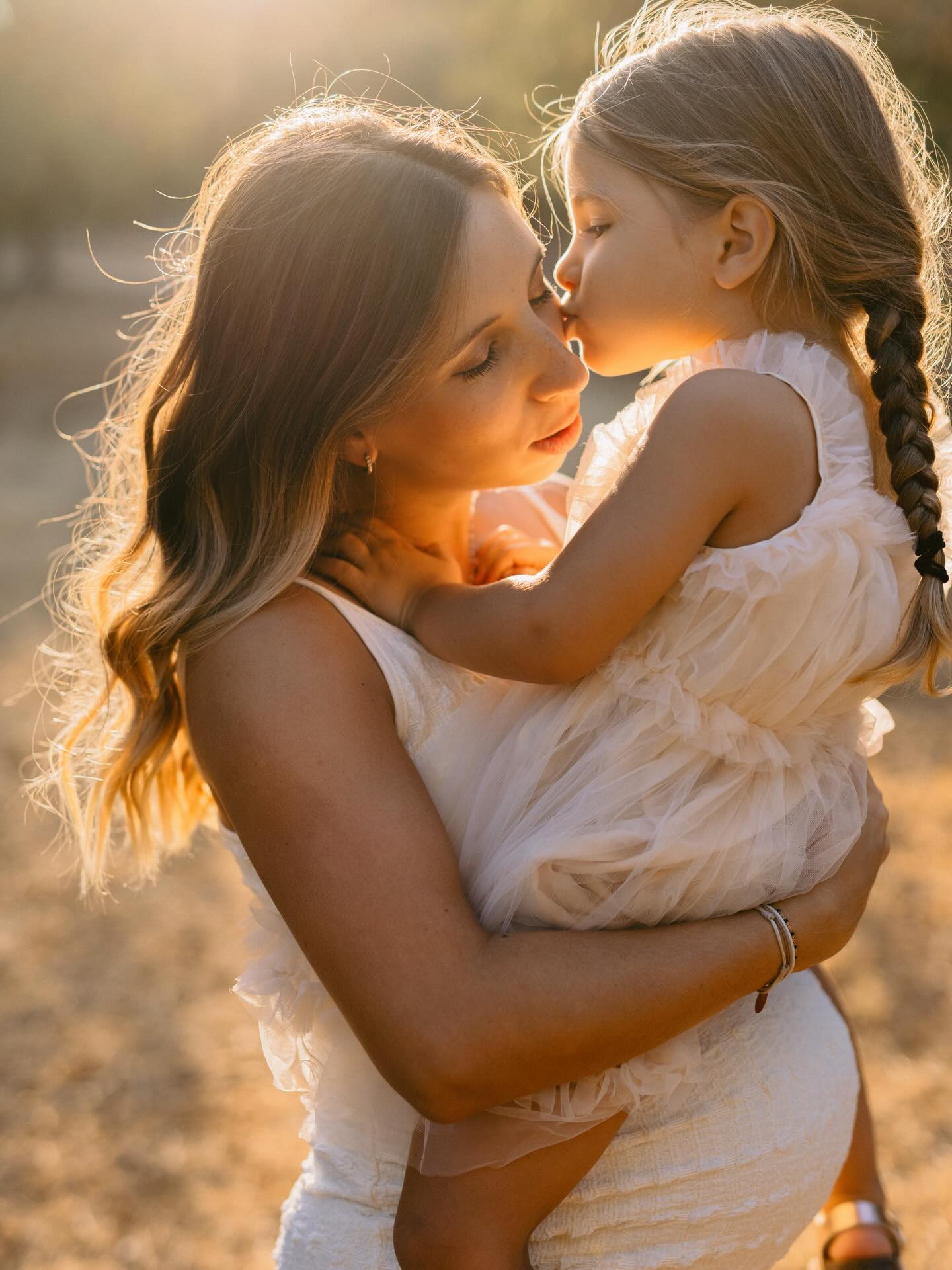 Pèle-mêle de mes rencontres, les liens du sang à l’honneur 🤍🖇️
Étant moi-même l’aînée de 3 sœurs et frère, et maman de deux petitouts, la famille et la création de ce lien si particulier me touche particulièrement 🙏🏼 comment on trouve sa place, comment on donne son attention, son temps de façon la plus équilibrée possible en tant que parents, comment les enfants vivent l’arrivée du bébé et leur nouveau rôle, tous ces sujets que j’aime explorer avec vous le temps d’un moment 💗
#photographeaixenprovence «#motherhood #aixenprovencephotographer #luberonphotographer #belovedstories #authenticlovestories #mumtobe #photographefamilleprovence #photographeprovence #naturallightphotographer #provencephotographe #eyemamaproject #maternage #photographegrossesse #photographegrossesseprovence