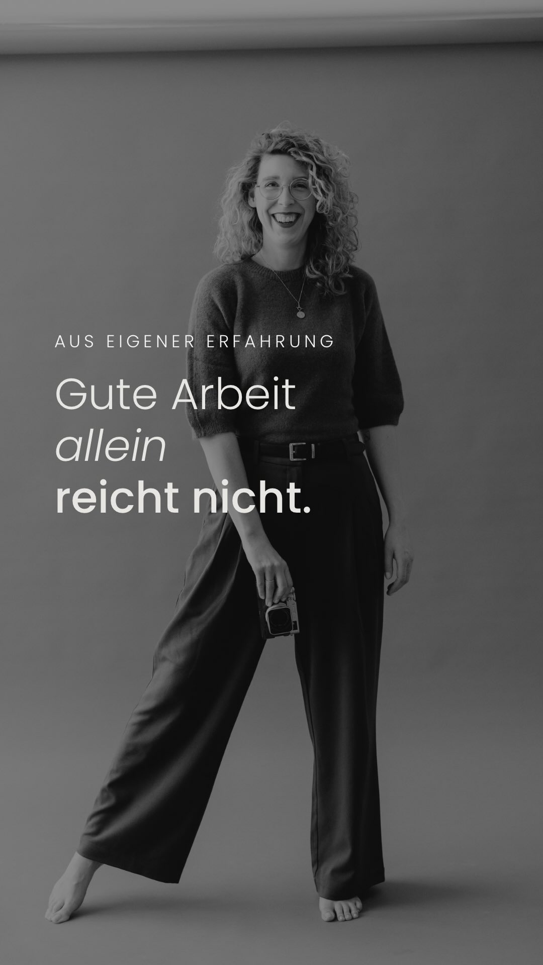 ☝🏻 Gute Arbeit allein reicht nicht.
Und ich weiß das, weil ich es selbst erlebt habe.
Zu Zeiten meines Interior-Influencer-Accounts habe ich regelmäßig professionelle Fotos aus meinem Zuhause geteilt. Ich habe all mein Können in atmosphärische Interiorbilder gelegt 🥰
Irgendwann meldete sich ein Werbekunde bei mir. Nicht wegen mir als Fotografin, sondern weil er meine Küche als Location für seine Produktion nutzen wollte 🏡
Eine kurze Zeit vorher, nur durch einen beiläufigen, fast zufälligen Satz in meinen Storys, hatte derselbe Kunde mitbekommen, dass ich hauptberuflich Interior- & Brandfotografin bin.
Das Ergebnis:
Nicht nur meine Küche wurde gebucht.
Ich auch ✨
Erschreckend war für mich in diesem Moment die Erkenntnis, dass ich fast einen Job verpasst hätte. Nicht wegen mangelnder Qualität, sondern weil niemand wusste, was ich wirklich tue 🥺
Meine Arbeit war vorher genauso gut!
Mein Können war ja da!
Der Unterschied war nicht die Qualität,
sondern die Klarheit meiner Rolle
und die Sichtbarkeit meiner Expertise als professionelle Interiorfotografin für Brands!
Ein einziger Satz über meine Arbeit als Fotografin hat damals alles verändert! 🤩
Und genau deshalb teile ich heute nicht mehr nur fertige Ergebnisse, sondern auch den Weg dorthin.
Ich teile hier
✨ Mich
✨ Meine Werte
✨ Und das, wofür ich stehe
Und das solltest du auch! Denn vielleicht liegt es auch bei dir nicht an der Qualität.
Sondern daran, wie klar andere erkennen, wofür du stehst 😉
📷
Ich bin Vicky,
Interior & Brand Fotografin.
Ich begleite euch dabei,
eure Expertise klar sichtbar zu machen.
Damit gute Arbeit nicht unbemerkt bleibt.
Denn gute Arbeit verdient Sichtbarkeit
und Klarheit darüber, wofür ihr steht.