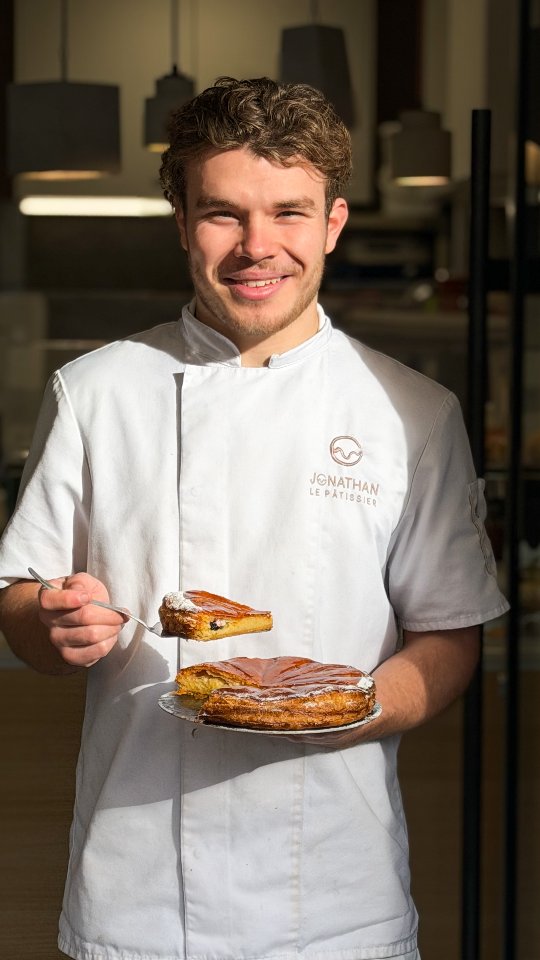 Des galettes, des galettes, encore des galettes !
Il y en a un qui préfère la frangipane...
Et vous, quelle est votre préférée ?
Retrouvez les Galettes des rois version Jonathan le Patissier en boutique 😁
Bonne dégustation
@k_rolight_food