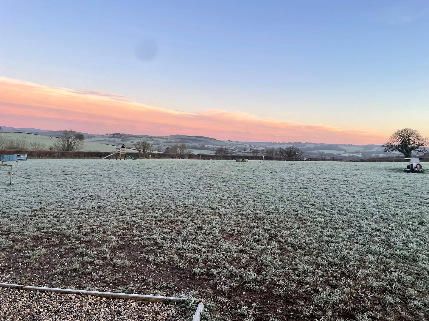 Just when we thought the cold mornings were behind us, January had other ideas with a frosty start in the Training Field this morning ❄️🌄
#SecureDogFields
#SecureDogWalking
#SecureDogWalkingFields
#SecureDogWalkingPark
#FrostyMorning
