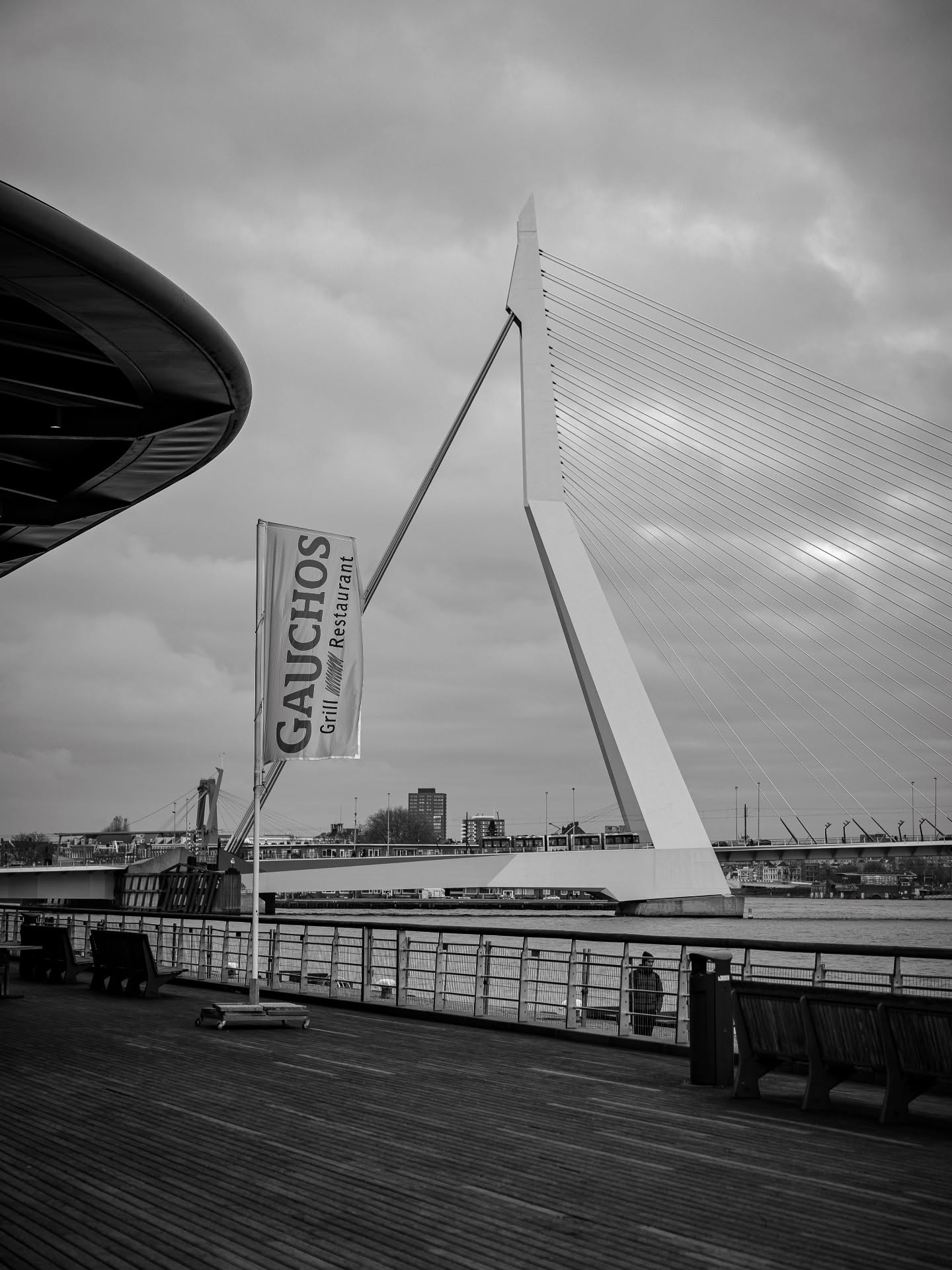 Wist u dat…al onze Gauchos restaurants zich bevinden op A1-locaties, midden in het hart van de stad?
Bij Gauchos Aan de Maas dineert u met uitzicht op de iconische Erasmusbrug. En ja op dagen zonder cruiseschip is het uitzicht écht op z’n mooist. 😉
Deze locatie is bovendien exclusief te boeken voor privé-events, ook buiten reguliere openingstijden.
Denk aan diners, borrels, zakelijke bijeenkomsten of een bijzonder moment om te vieren.
📍 Toplocatie
🍷 Iconisch uitzicht
🥩 Argentijnse grillbeleving
👉 Interesse in een privé-event of reservering?
Neem contact met ons op of reserveer eenvoudig online! #denhaag #utrecht #breda #eindhoven #maastricht