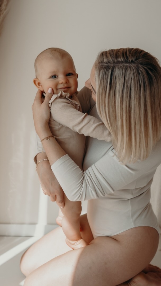 Mutterschaft ist nicht leise.
Sie ist wild.
Sie fordert dich bis in die letzte Zelle.
Sie bringt dich an Grenzen, von denen du nicht wusstest, dass es sie gibt.
Und gleichzeitig ist sie das Größte, Tiefste, Wahrhaftigste,
was dir je passiert ist.
Zwischen Müdigkeit und Liebe,
zwischen Überforderung und unendlicher Nähe
verlierst du dich manchmal selbst —
und findest dich neu.
Diese Momente sind flüchtig.
So echt. So roh. So einmalig.
Und genau deshalb verdienen sie Bilder.
Nicht perfekte.
Sondern wahre.
Bilder, die dich später daran erinnern,
wie sehr du geliebt hast.
Wie sehr du gewachsen bist.
Wie mutig du warst, Mutter zu sein.
Folge mir für deine Geschichte @soulmom.era @soulmom.era @soulmom.era
SEO | Motherhood Photos, Mama Kind Shooting Bilder, Bilder im Schnee