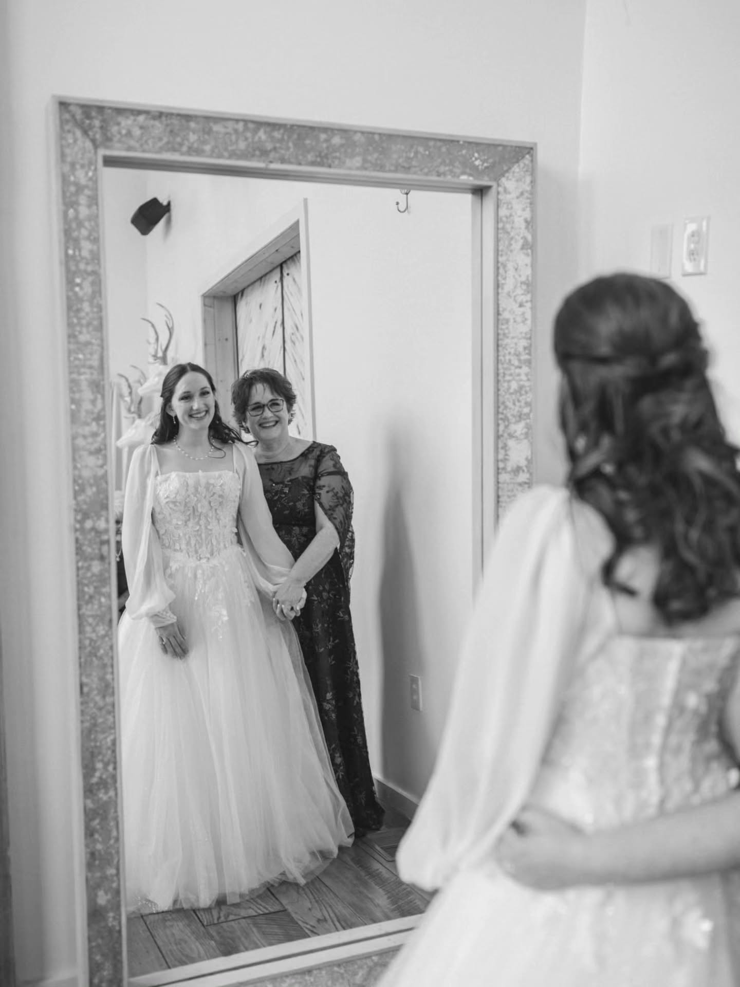 Shelby & Caleb opened this wedding season for me ✨️
This year, I didn't get too much break with the last wedding of 25 right before the holidays, and the first wedding of 26 two weeks later ☺️
This year, January is surprisingly busy with weddings, engagements, and babies ❤️
•
#weddinghighlights #weddingphotographer #theknotpro #ohioareaphotographer #daytonphotographer #weddingshoot #weddingportrait #brideandgroom #love #soulmates #picoftheday