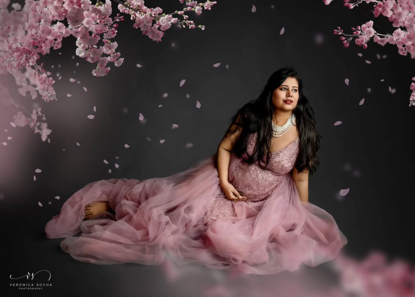 Chavi’s maternity session was a beautiful celebration of motherhood — elegant, powerful, and full of quiet anticipation 🤍
One of the most important parts of planning a maternity photo shoot is timing. I always recommend scheduling your maternity session between 25 and 34 weeks of pregnancy. During this window, your bump is beautifully rounded, and you’re still comfortable enough to truly enjoy the experience.
Planning your maternity session well in advance of your due date is key. Booking early gives you more flexibility in my calendar and allows us to plan your session around your preferred dates, styling, and vision. It also significantly reduces the risk of baby deciding to arrive early — meaning you won’t miss the chance to document this very special chapter.
Pregnancy is fleeting, but photographs like these allow you to remember exactly how this moment felt — before your world changed forever.
If you’re expecting, I’d love to help you plan a maternity session that feels just as meaningful and timeless 🤍
📩 Get in touch to secure your session early
_____________________________________________
📸 https://www.veronicasphotography.com/contact
#MaternityPhotography #SwindonPhotographer #VeronicaSochaPhotography #MaternitySession #MotherhoodJourney PregnancyMagic SwindonMums FineArtPhotography MaternityGlow