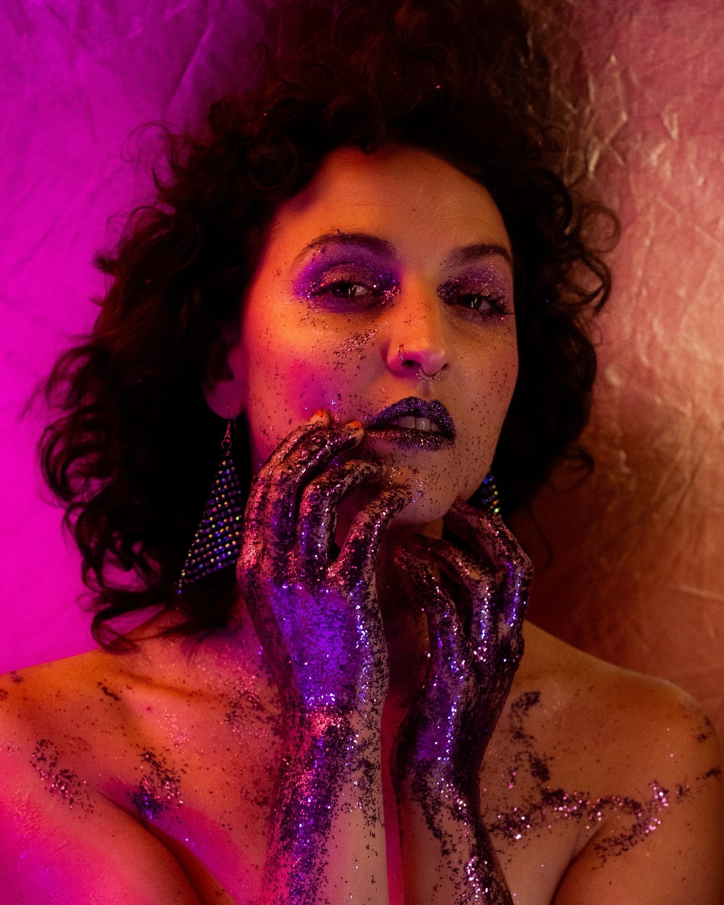 HAPPY MEEEEE ! 🔥
À l’occasion de la sortie de l’EP de @josieexperience 🧡, je vous partage quelques photographies de portrait issues de la séance que nous avons réalisé en studio avec Josie, Lucile et Élodie ✨💎
Une séance incroyable, où on s'est éclatées avec les paillettes et on en a retrouvé chez nous pendant des mois, mais ça valait trop trop le coup !
Merci à Josie, Elodie et Lucile pour la confiance, le travail d'équipe et l'inspiration à créer ensemble 🥰
Makeup : @lucile.rachel_
DA : @elo_savary
Laquelle est votre préférée ? ☺️
#portrait #photographedeportraitparis #artwork #studiophotoshoot #photographeaparis