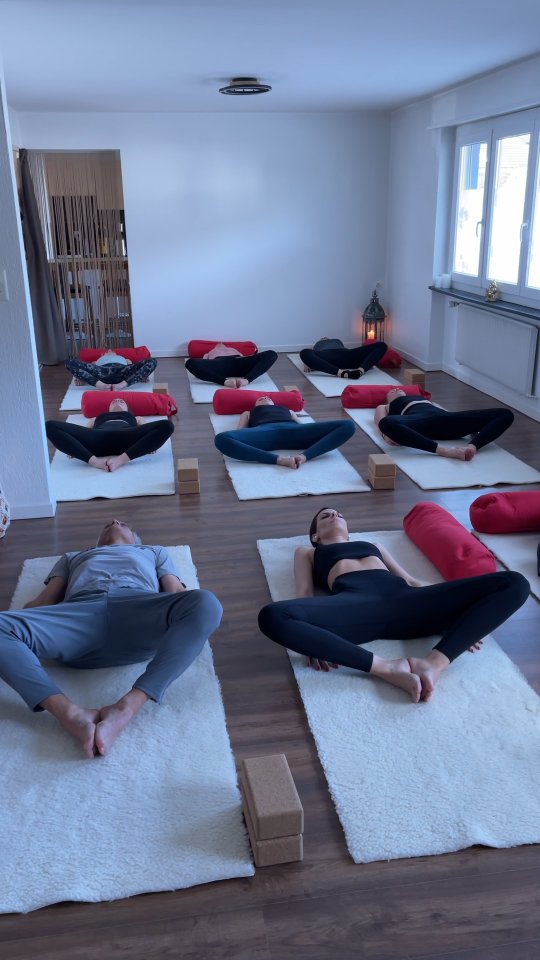 Le yin yoga
Une pause hors du bruit.
Un espace lent où le corps s’abandonne, où le temps s’étire.
On reste, on respire, on ressent, on écoute ce que notre corps nous raconte.
Moins faire, plus être.
Un retour à l’essentiel.
Chez Ahimsa
Lundi à 19h15
Mardi 18h