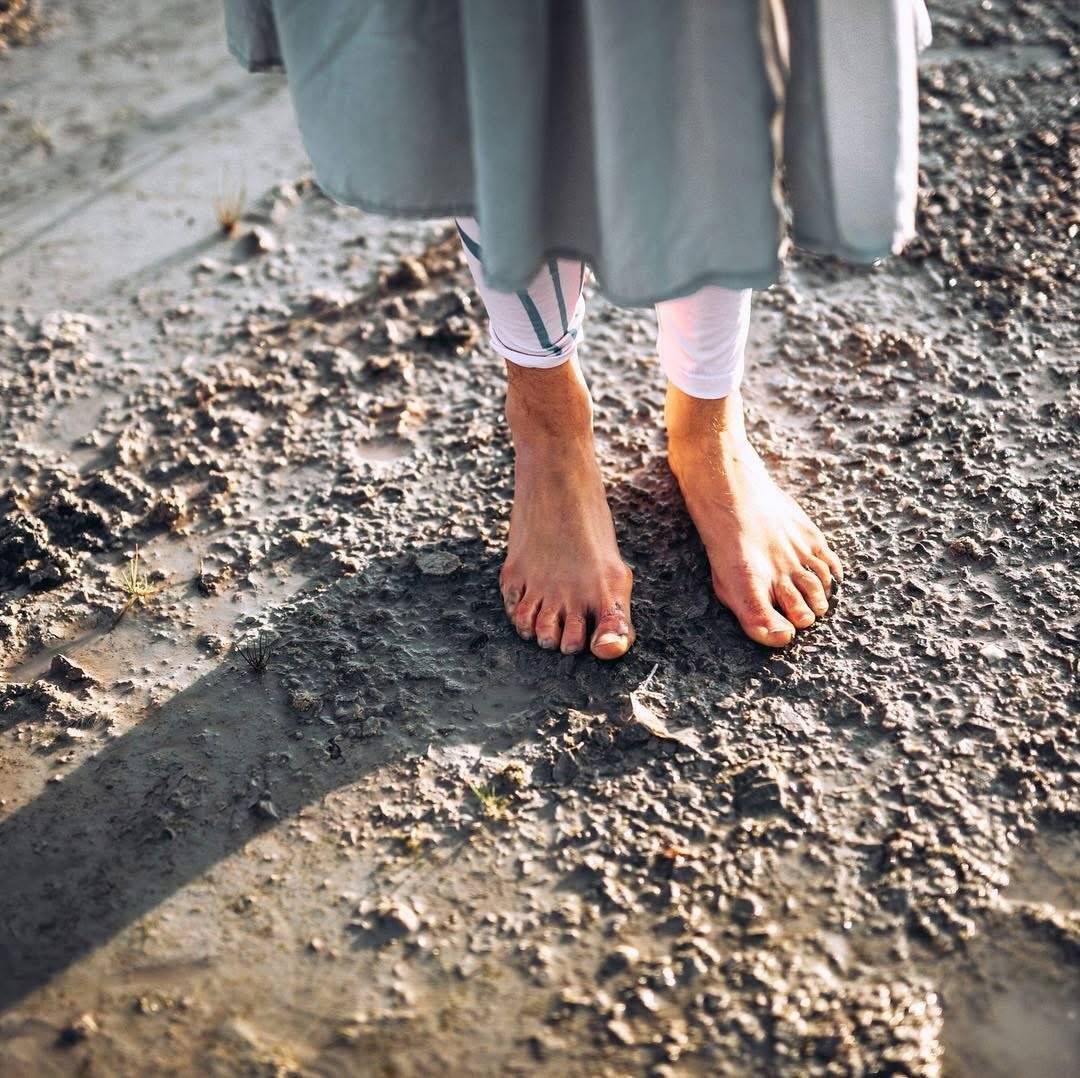 Alkohols… brrrrr… 🙈 Vai Tu patiesi izvēlies dzert vai vienkārši atkārto uzvedības modeli?
Man jau ilgu laiku alkohols nav ikdienas sastāvdaļa. Jā, ir dalītas sajūtas, kad redzu tā lietošanu. Es izjūtu līdzjūtību, nevis nosodījumu… bet jāatzīst — pret tuvākajiem cilvēkiem reizēm nosodījums ielavās. Ar to es strādāju. 🧘🏻♀️
Kundalīni jogas rīki man palīdzējuši ne vien pašai attīrīties, bet arī ieraudzīt dziļākas saknes šim ieradumam. Mēs bieži vien nemaz neapzināmies, cik daudz mūsu uzvedību nosaka stress, nogurums, izdegšana, tukšums dvēselē. Tad roka stiepjas pēc glāzes piektdienas vakarā. Vai tas ir veids, kā “atslēgties”? Vai varbūt tikai automātiska reakcija?
🎉 Vai svētki nav iedomājami bez glāzes dzirkstošā?
👥 Vai draugu lokā var būt jautri arī bez alkohola?
🤔 Vai man vispār IR izvēle?
Jā. Ir. Un Tev arī. Mēs drīkstam pateikt “nē”. Mēs drīkstam neiekrist tajā pašā stāstā, ko redzam soctīklos atkal un atkal – kokteiļu bildes, ballīšu video, vakari, kas beidzas ar apjukumu.
Mūsu ķermenis ir templis. Mēs neesam šeit, lai sevi lēnām iznīcinātu, bet lai dzīvotu apzināti, dzidri, skaidri.
Šis nav nosodījums. Tikai atgādinājums, ka apzinātība ir iespējama. Un tā sākas ar vienkāršu izvēli. Ar rīta praksi. Ar to, ka apsēžos, uzrakstu šīs pārdomas un ļauju tām būt kā atspulgam ceļā uz skaidrību.
Aicinu Tevi izvēlēties apzinātību. Katru dienu. Katru reizi. Katru glāzi. Vai bez tās. 🕊️
Lai Tev viegla diena!
Sat Nam ❤️
#apzinātība #kundalinijoga #dzīvebezalkohola #vērotājs #amangeetkaur