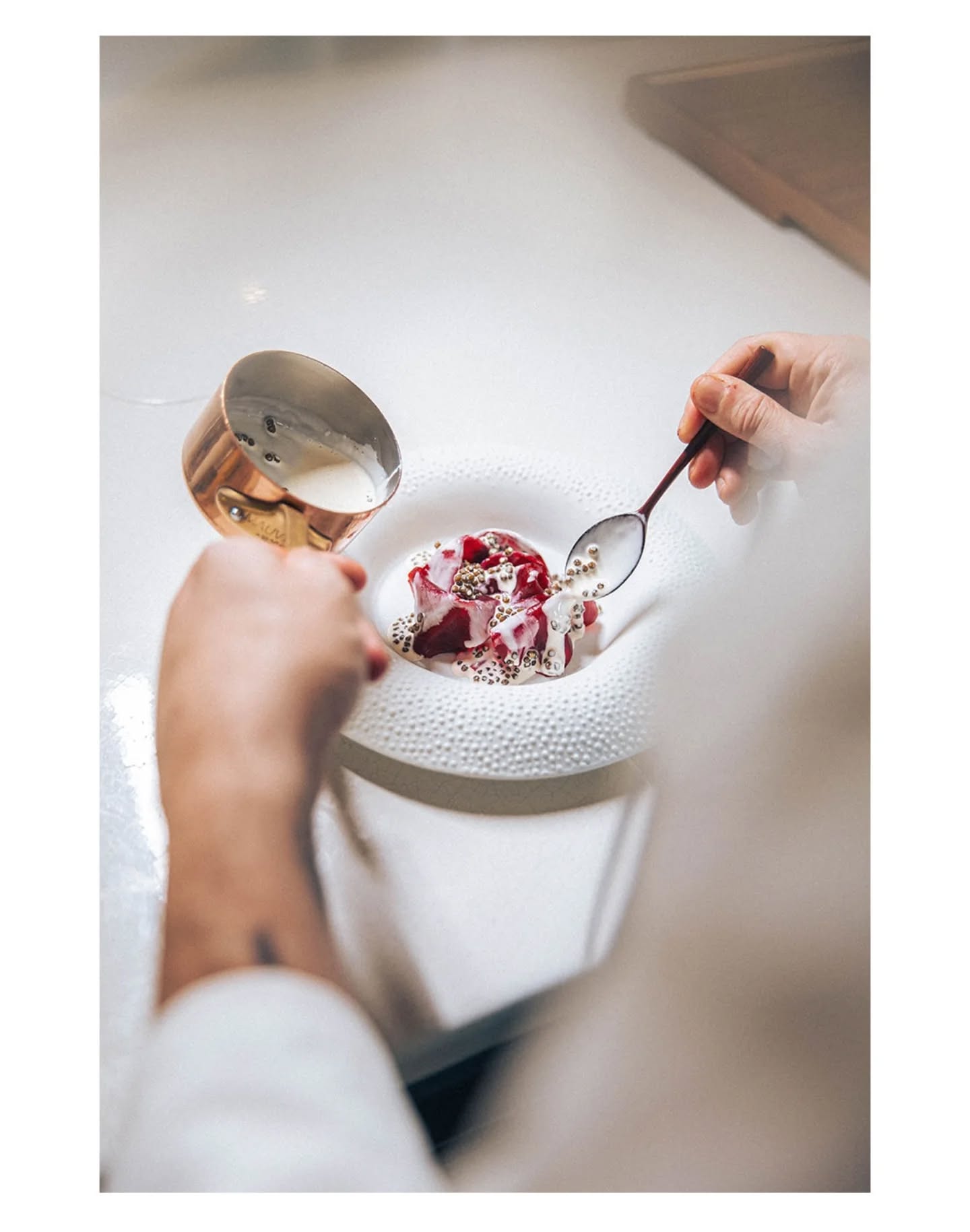 BETTERAVE/CAVIAR par MAURO COLAGRECO
Le mariage terre/mer qui guérit tous les traumatismes engendrés par les betteraves de la cantine.
@maurocolagreco
@restaurantmirazur
@kaviari_paris