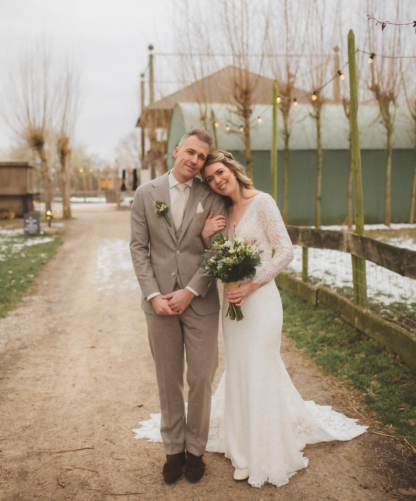 The first images. Afgelopen zaterdag de bruiloft van Martijn en Maaike bij @detuinvandesmid . Niets te zien van de uitdagingen die we hadden met het weer: -4 graden buiten en toch gefotografeerd, we did it 💪🏼 Wat een mooie dag ♥️♥️♥️
✎………………………………..
.
.
.
.
.
.
.
.
.
.
.
.
#bruidsfotografie #bruiloft #leiden #helenaandsisters #trouwen #trouwen2025 #liefde #bruiloftinspiratie #stadleiden #leidenatadvanontdekkingen #love #2025 #helenaandsisters #ikgatrouwen