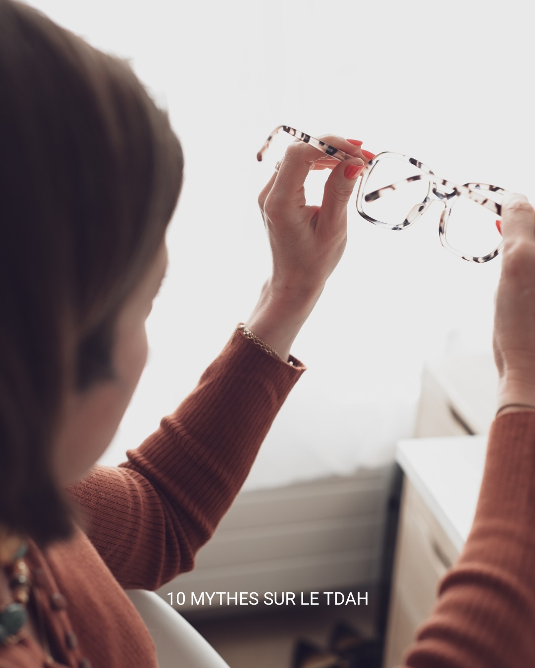 Mythe n°8 : « les stimulants rendent dépendant »
C’est l’un des mythes les plus anxiogènes en psychiatrie.
Il freine les prescriptions et laisse de nombreuses personnes avec un TDAH non traité.
La réalité scientifique est claire : les psychostimulants sont parmi les traitements les plus étudiés en psychiatrie, avec un taux de réponse de 70 à 80 %.
Contrairement aux idées reçues, le méthylphénidate entraîne peu ou pas de syndrome de sevrage, sans craving ni manque comparable.
Les grandes études montrent même que les patients TDAH traités par stimulants ont un risque plus faible de troubles addictifs ultérieurs que les patients non traités.
Le vrai danger n’est pas le médicament.
Le vrai danger, c’est le TDAH non traité.
La semaine prochaine : mythe n°9 — « les médicaments abîment le cerveau ».
#tdah #adhd #neurosciences #psychiatrie #tdahadulte #adhdwomen #adhdfacts #santementale #psyeducation #neurodiversite #mentalhealthawareness