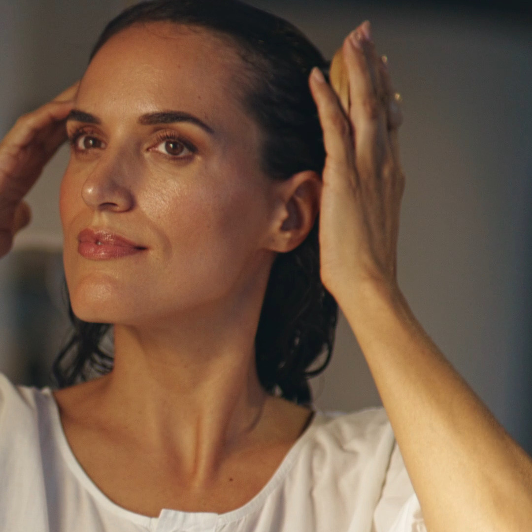 @rausch_official bietet schon seit jeher natürliche und wirksame Kopfhautpflege für individuelle Probleme an und zeigt mit seiner Produkt-Vielfalt, dass «Scalp Care» weit mehr als nur ein Trend ist - nämlich ein echter Schlüssel zu Wohlbefinden: für eine gesunde Kopfhaut und schönes Haar.
Für jedes Kopfhautbedürfnis die richtige Pflege:
Aktivierung der Kopfhaut: Kopfhaut-Tonic mit Schweizer Kräutern
Umweltbelastete Kopfhaut: Anti-Pollution-Peeling-Shampoo mit Schweizer Apfel
Haarausfall: Coffein-Kopfhaut-Intensiv-Fluid mit Ginseng
Trockene Schuppen: Anti-Schuppen-Kopfhaut-Lotion mit Huflattich
Fettige Schuppen: Spezial-Shampoo mit Weidenrinde
Übrigens: Habt ihr das Model erkannt?