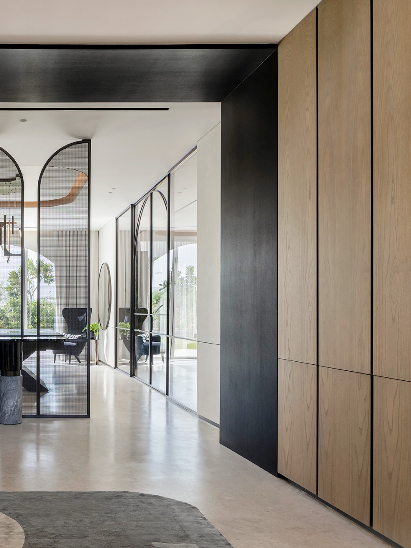 An elegant transition framed by curved detailing and vertical wood panels. The space is softened by tailored seating, textured rugs, and carefully styled accessories that balance structure with comfort.
Photographer: @toozestudio
#InteriorDesign #Design #Dubai #luxury #highend