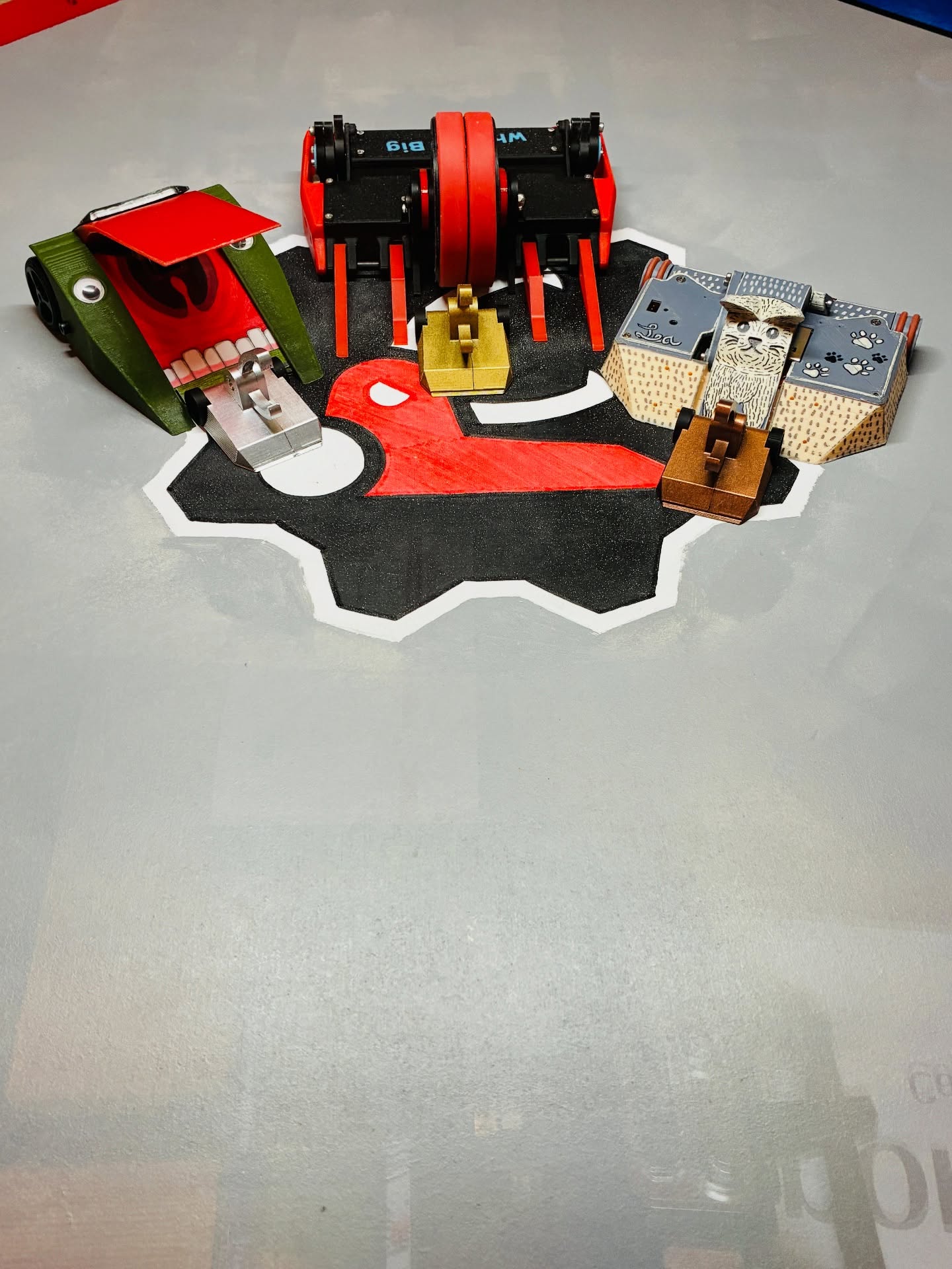 PARTITI!
Il primo appuntamento del Campionato di Robocombattimento 2026 è andato, è direi anche alla grande!
Grazie ancora a @il_paiolo che ci fa sentire sempre a casa, grazie a tutti i partecipanti e anche al folto pubblico venuto ad assistere.
Siamo stati onorati anche dalla presenza di @barbascura_x ! Ha provato a dare un po’ la colpa al robot, ma alla fine si è guadagnato un onesto terzo posto alla Royal Rumble post torneo!
Qui vedete i partecipanti (tranne @pineider19 che era in bagno), il podio, e la prima Classifica TOP 10 che verrà aggiornata ad ogni torneo.
A breve avrà anche una pagina dedicata sul sito.
Ci vediamo il 22 Febbraio al @odinludopub per la seconda tappa!
(A breve locandina e info ufficiali)