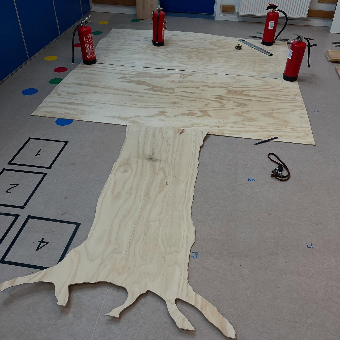 Her ser i en af de rigtig sjove projekter, som jeg er i gang med på Stensagerskolen i Viby.
Det bliver til et kæmpe livstræ, hvor de forskellige årgange fra udskolingen på skolen skal hænge. Hver elev får sit eget blad, hvorpå billede og navn er graveret. Hvert år rykker de så en årgang op (symboliseret ved hjælp af den næste gren på træet), for til sidst at få deres eget blad med hjem den dag, hvor de dimitterer fra skolen. Jeg tror det bliver vildt godt, og jeg glæder mig til at vise jer processen.
Træet her er tegnet i frihånd og skæres ud med stiksav. Der er brugt 3 store plader til det - 1 til stammen og 2 til kronen.
Træet skal selvfølgelig også have en ugle og en masse fugle på sig, så dem er eleverne i fuld gang med at tegne.
Den her type opgaver er bare Så sjove👏👏👏
#teknologier #lasercut #indretning #læringsrum #skole