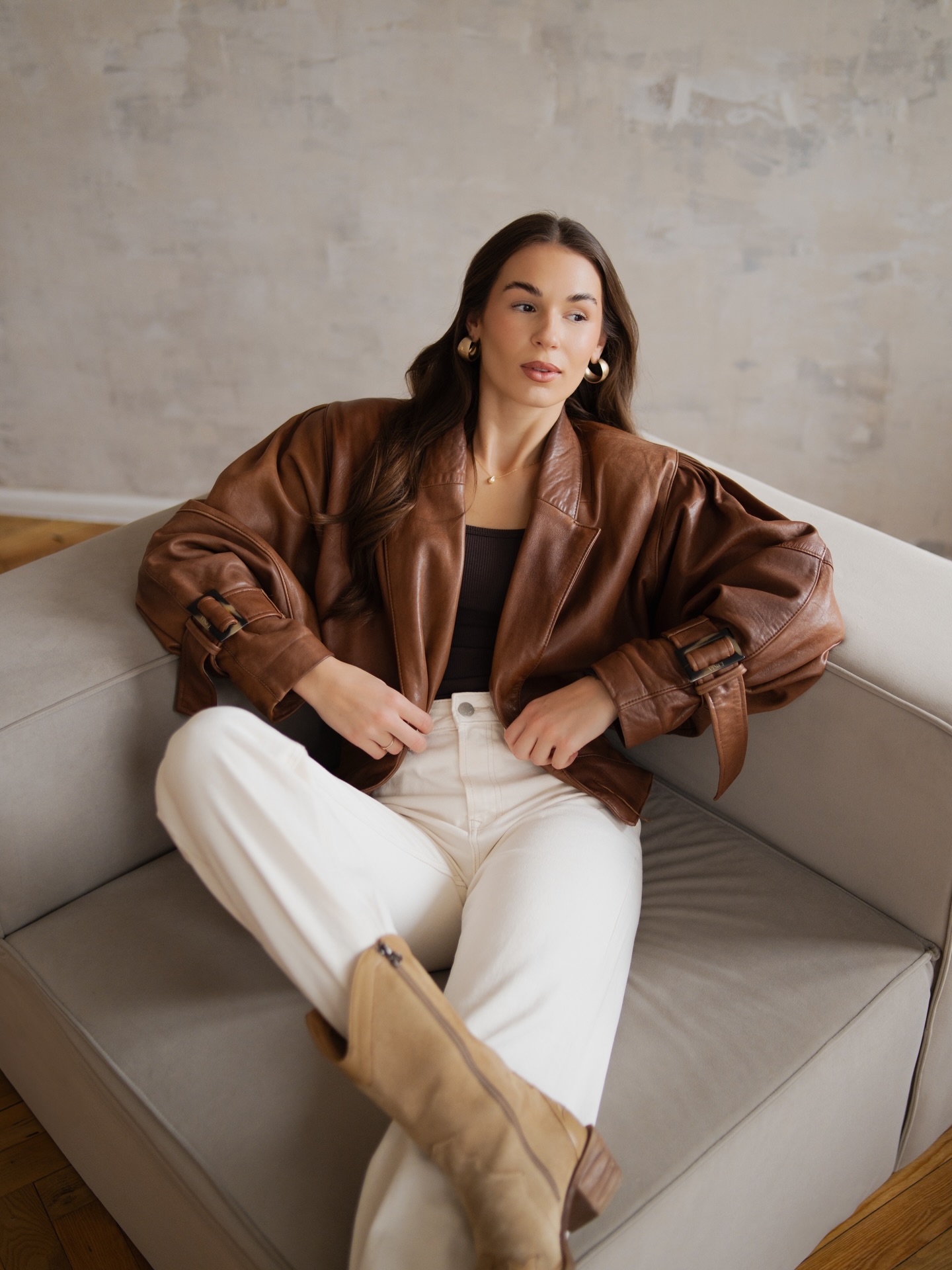 Naszą modułową sofę w kilka sekund przekształcisz w dwa fotele idealne do portretów i modowych kadrów!✨
Jeszcze przez tydzień znajdziesz u nas klasyczny wygląd studia, a od 23 stycznia zagości dodatkowa minimalistyczna scenografia z okazji Walentynek ❤️
Zapraszamy do wynajmu studia 📸
#studiofotograficznebydgoszcz #studionawynajembydgoszcz #sesjazdjeciowabydgoszcz #fotografbydgoszcz #fachstudio