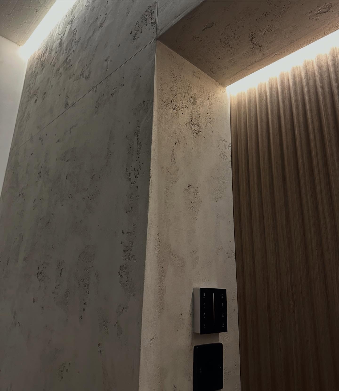 Our most recent polished concrete install completed for one of our valued clients ✨
Finished in an urban effect to emulate shuttered concrete, complete with block lines cut in for an authentic architectural feel.
Perfectly complemented by ribbed wood panelling, while recessed lighting casts subtle shadows that highlight the concrete’s natural pitted character.
#polishedplaster #polishedconcrete #venetianplaster #nottinghamshire