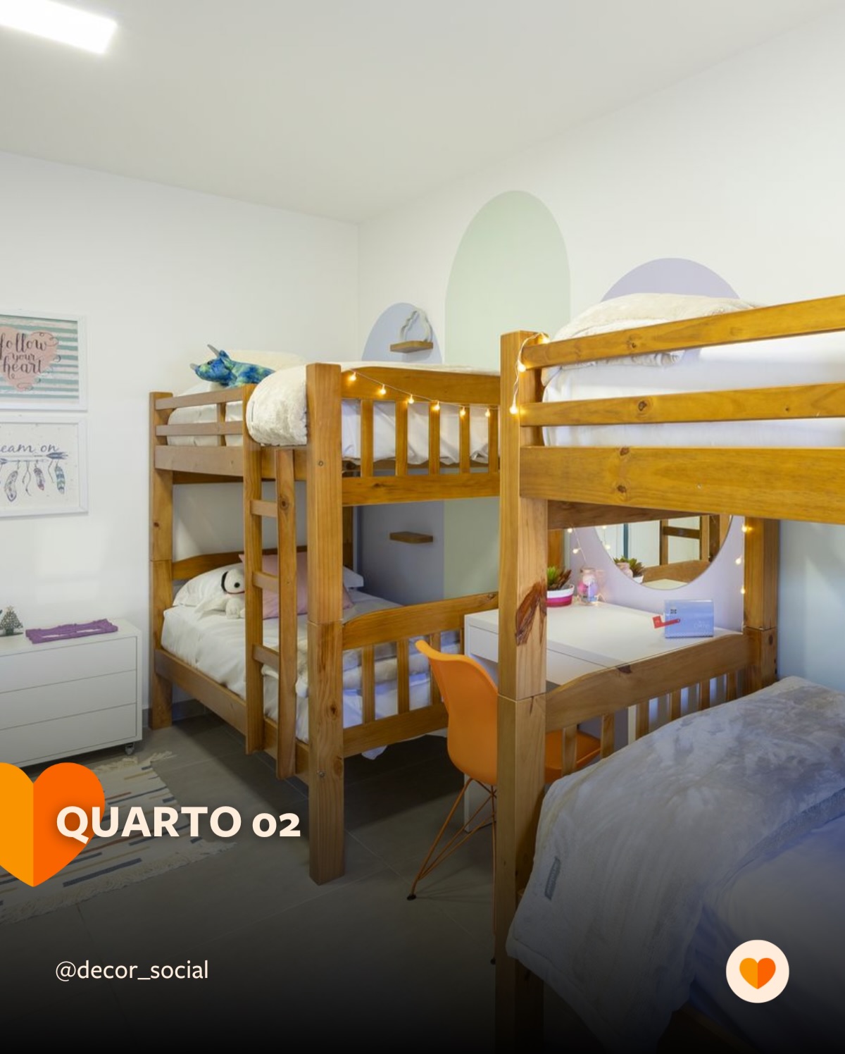32º Projeto DECOR SOCIAL - Quarto 02: Antes & Depois 🧡✨
Esse é o novo quarto das adolescentes acolhidas no Lar Itatibense da Crianças, na cidade de Itatiba. Um espaço cheio de alegria, conforto e personalidade, criado com muito carinho pela arquiteta Joice Bonelli do @joicebonelli_arquitetura. 💫
Cada detalhe foi cuidadosamente pensado para oferecer um ambiente especial, onde todos possam relaxar, se sentir seguros e sonhar. 🌙
As cores suaves, a decoração acolhedora, o enxoval e os elementos que despertam conforto e felicidade tornaram o quarto um refúgio cheio de afeto, expressão e tranquilidade. 💛
Destaque para a penteadeira que foi um pedido especial das meninas e que elas amaram!
Nosso agradecimento aos parceiros que tornaram esse projeto possível:
@tintascoral
@wilsoncardoso611
@ebmoveisoficial
@diegopinturasespeciais
@artelasse
@silconitatiba
@tessa_revestimentos
Thais Kawagoe Alvarisa
@tapecaria_centralitatiba
📸: Antes & Depois: @ppaggiarophoto
#DecorSocial #Projeto32ds #QuartoInfantil #SalaDeJogos #EspaçosQueTransformam AmbienteQueAbraça CasaDosSonhos DesignSocial Neuroarquitetura ClubeDecorSocial ArquiteturaDaAlegria