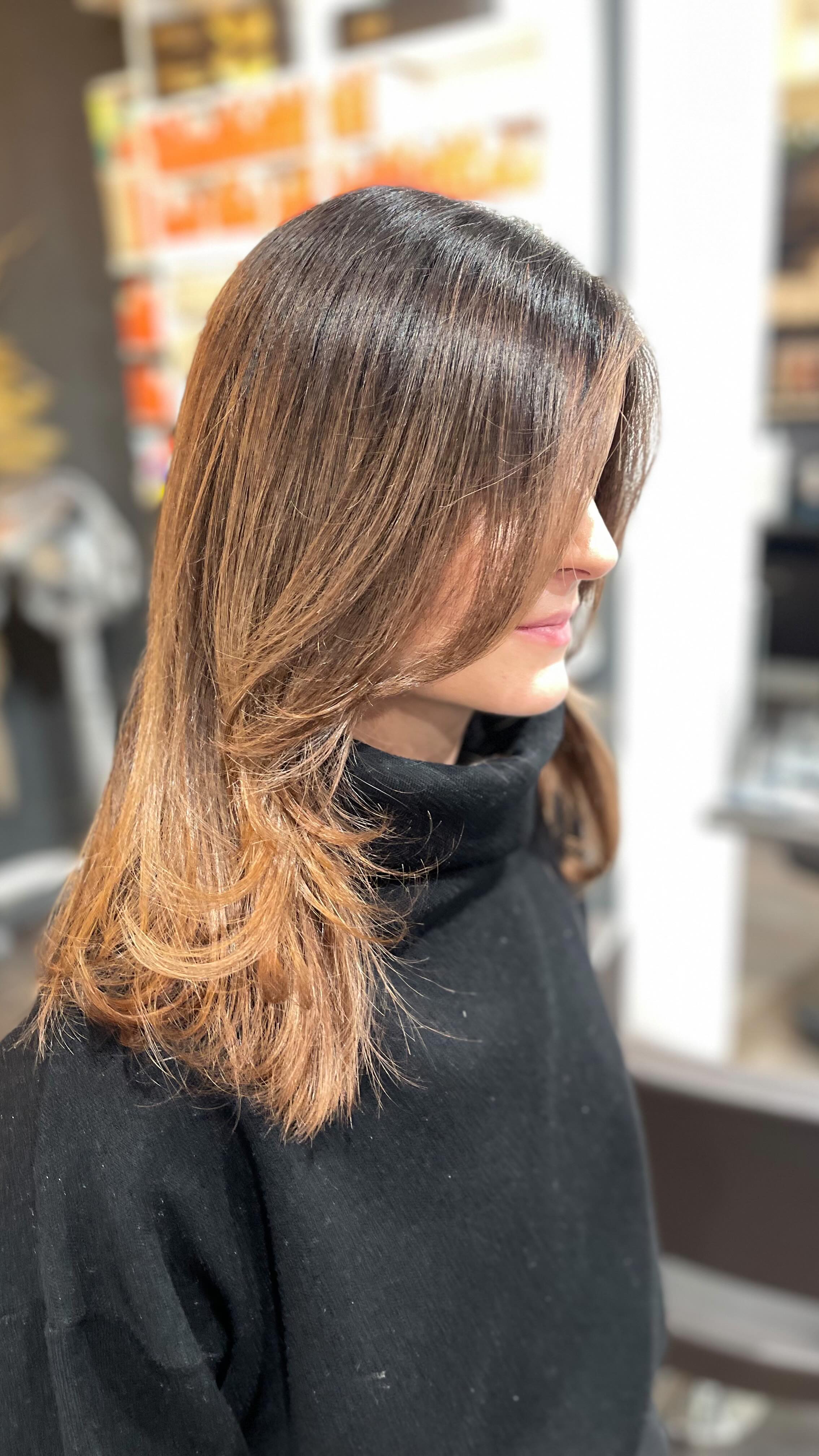 Kurzer Reality Check zur Farbtheorie ✨
——
Nicht jede Haarfarbe passt zu jedem Typ – und das ist völlig okay.
Vor allem bei Blond gilt:
Wenn du ein sehr dunkler Typ bist, kann extrem helles Blond schnell hart wirken.
Nicht schlecht gemacht – einfach nicht optimal gewählt.
Bleibst du in deiner Farbpalette, passiert Magie:
✔️ dein Teint wirkt frischer
✔️ das Haar sieht gesünder aus
✔️ die Farbe wächst schöner raus
✔️ und das Gesamtbild bleibt stimmig
Farbtheorie ist kein Trend – sie ist dein Vorteil.
Die beste Farbe ist die, die mit dir arbeitet, nicht gegen dich.