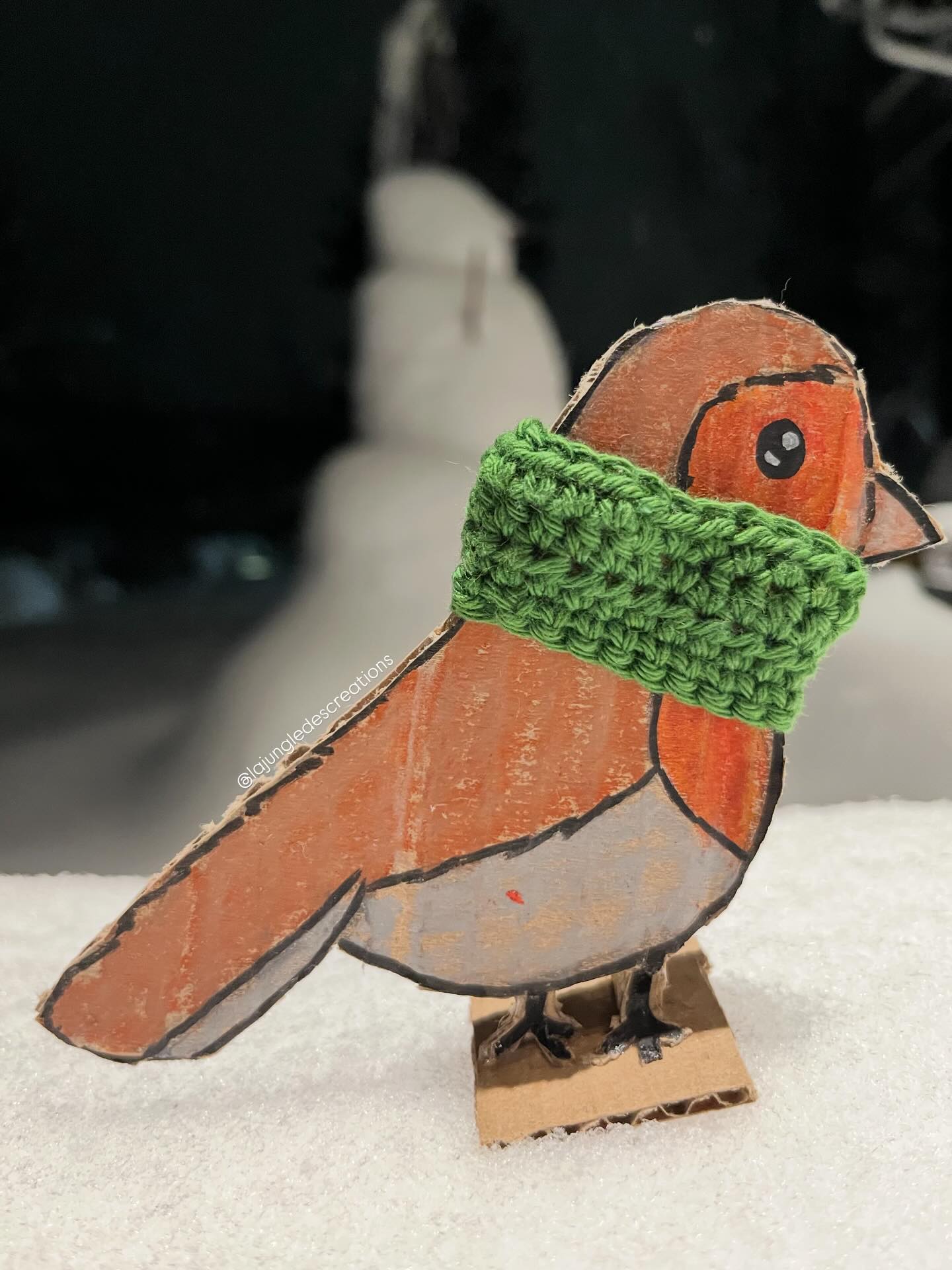 🇬🇧Cozy Robin 🧣
For the very first time, I wanted to combine two of my passions — cardboard crafts and crochet.
And here’s the result!
A little cardboard bird wrapped up in a soft and warm cotton scarf.
The bird is simply drawn on cardboard and colored with oil pastels (@pentel_france ), with a touch of black marker (@poscaoficial ) to add some details.
The scarf is crocheted with a 2.5 mm hook and 8/4 cotton yarn (@panduroofficial ).
So, what do you think? 💕
—
🇫🇷Rouge-gorge emmitouflé 🧣
Pour la première fois, j’ai eu envie de lier deux de mes passions : les loisirs créatifs à base de carton et le crochet.
Et voilà le résultat !
Un petit oiseau en carton, bien au chaud dans sa douce écharpe crochetée en coton.
L’oiseau est simplement dessiné sur du carton et coloré aux pastels à l’huile (@pentel_france ), avec une touche de marqueur noir (@poscaoficial ) pour les détails.
L’écharpe est réalisée au crochet (2,5 mm) avec du fil coton 8/4 (@panduroofficial ).
Alors, vous aimez ? 💕
—
Cardboard Craft | Bird | Crochet Scarf| Creative Activity | Upcycled Art | Loisirs Créatifs | Oiseau en Carton | Activité Manuelle | Crochet et Carton | Art Créatif | Activité Basée sur des Produits à Recycler | Pyssel | Virkad Halsduk | Återbruk Idéer | Kreativ Aktivitet |
—
#panduro #cardboardart #wintercraft #recyclemeplay #creativecrafts