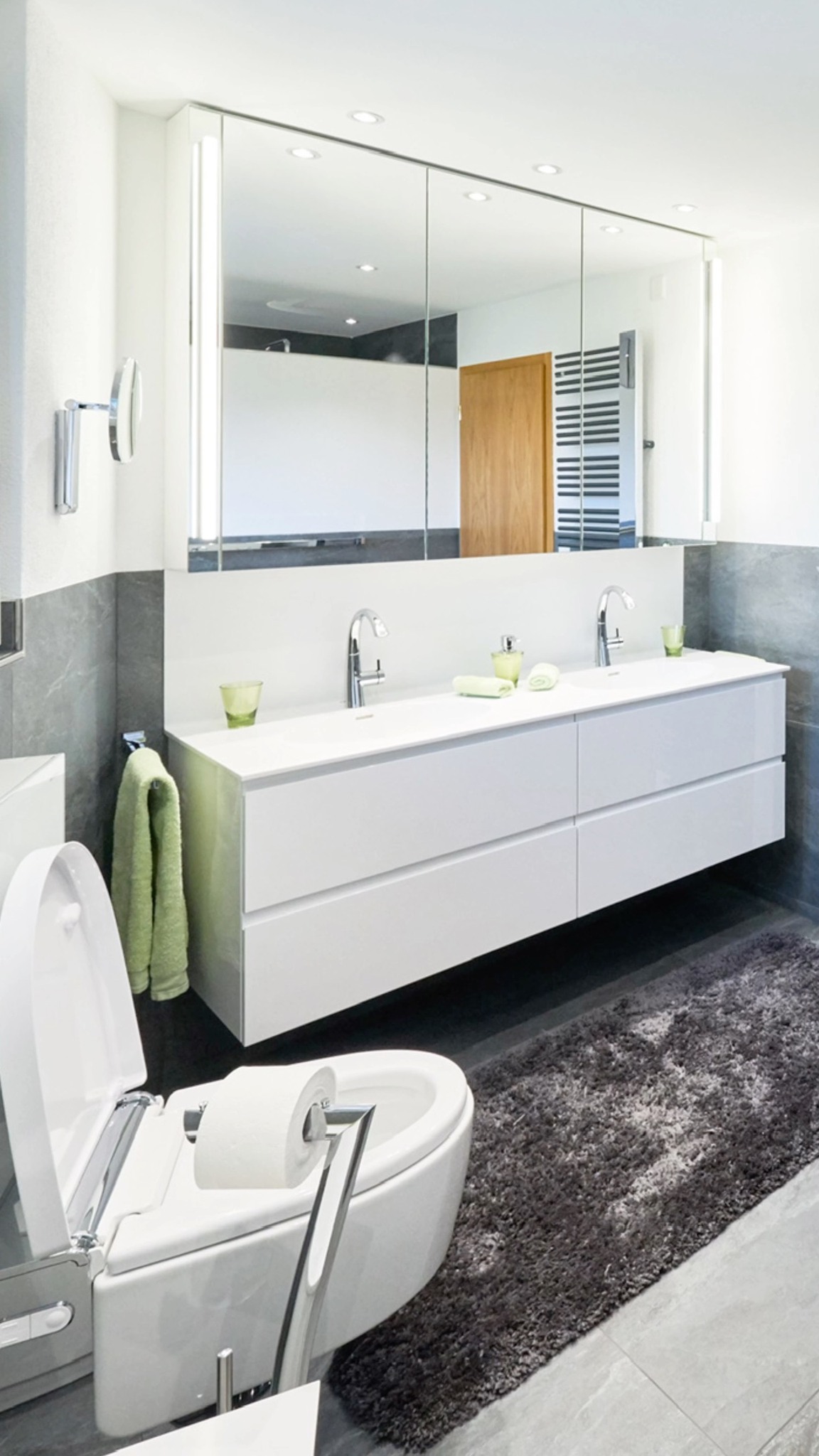 Dunkel trifft hell. Grosszügige Flächen, viel Licht und Stauraum dort, wo man ihn braucht.
Ein Badezimmer, das Ruhe bringt und im Alltag Freude macht.