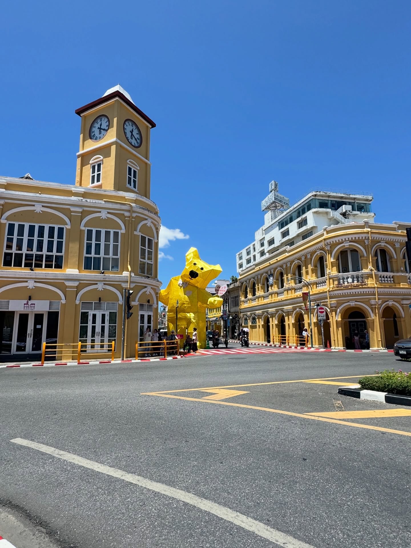 Se perdre dans les rues de Phuket, entre façades colorées, et odeurs de street food
#phuket #thailand #StreetLife #Voyage #AsiaTravel