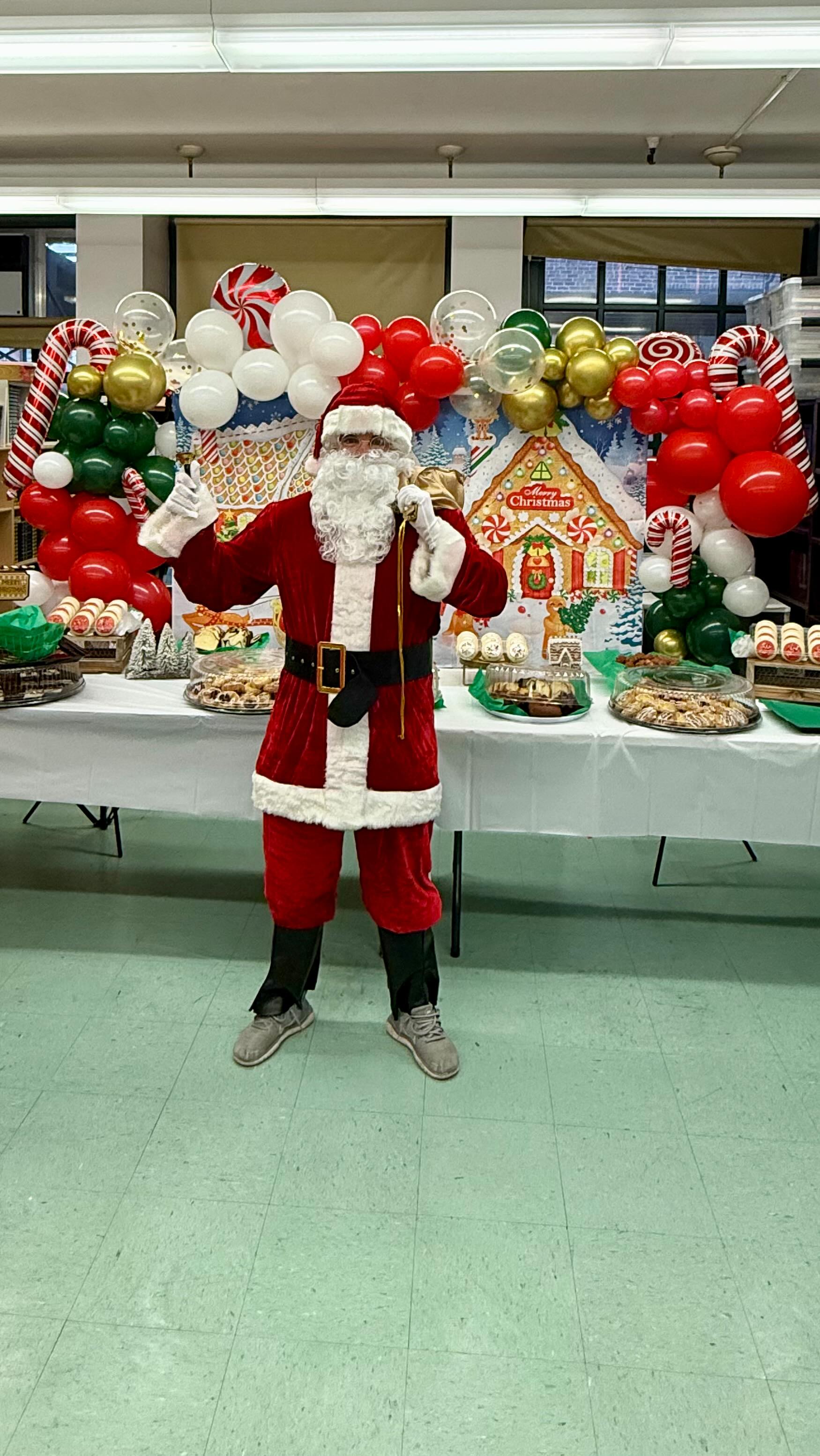 🎄✨ Holiday Throwback: Christmas Cheer at Dual Language Middle School ✨🎄
This holiday season was filled with smiles, laughter, and lots of Christmas cheer! Here at Dual Language Middle School, we were so happy to celebrate by sharing delicious sweet treats, and special gifts with our students.
Thanks to our wonderful sponsors @yankees @germania_dolores_benoit @dianekenna , our school was filled with joy and holiday spirit. A very special thank you to our Santa, Mr. Coen, for bringing extra magic, smiles, and holiday cheer to our celebration.
These moments of giving and togetherness truly made the season magical and created memories our students will cherish. #ThrowbackMoments #HolidayMemories #SeasonOfGiving #Grateful #DLMSFamilia