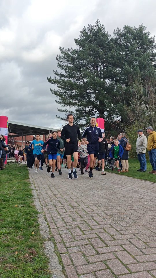 SPONSORLOOP ๐๐ฝโโ๏ธ๐ฉท
Wat een energie!
Onze toppers liepen zich eind oktober in het zweet
tijdens de sponsorloop voor De Pompoenerie.
Dankjewel aan alle sponsors en lopers,
samen haalden we maar liefst โฌ1500 op!
Samen in beweging,
heerlijk. ๐ฉท
#sameninbeweging #goeddoel #basisschool #dessel #warmehartjes