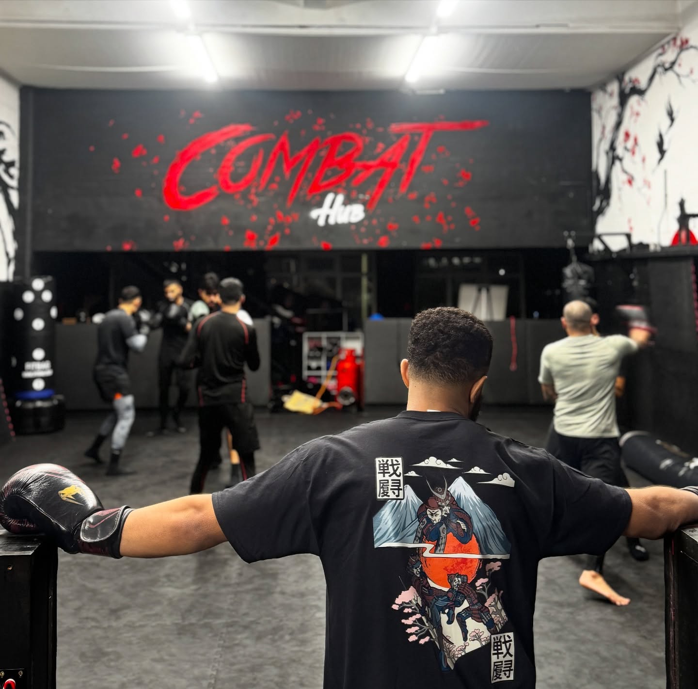 Day 1 of 5 complete ✅
MONDAY – ADULTS SESSION
We smashed it:
In & Out footwork + pivoting drills → straight into live sparring.
Everyone who showed up for the first adult session – massive respect 👏
You moved sharp, listened well, and put the work in.
This is just the start. Keep that energy – we’re only getting better.
Tomorrow (Tuesday): Coach Teale is dropping BJJ Gems – fundamentals, technique, and gold nuggets
Don’t miss it – 7–8pm, Gi session.
#CombatHub #AdultMMA #BJJGems #WolverhamptonFitness