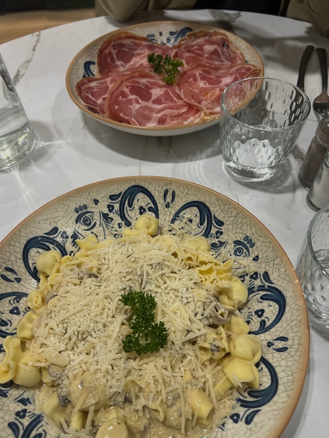 C’est ce qu’on appelle un carrousel gourmand :
le plat tel qu’il arrive à table…
puis les coulisses qu’on ne voit pas toujours.
Des pâtes plongées dans un bain bouillant, juste ce qu’il faut pour des pâtes al dente comme on aime.
Et pour finir, la découpe de la pancetta, tout simplement.
Buon appetito 🤌
#coulisses #cuisineitalienne #chinon #pasta #pancetta