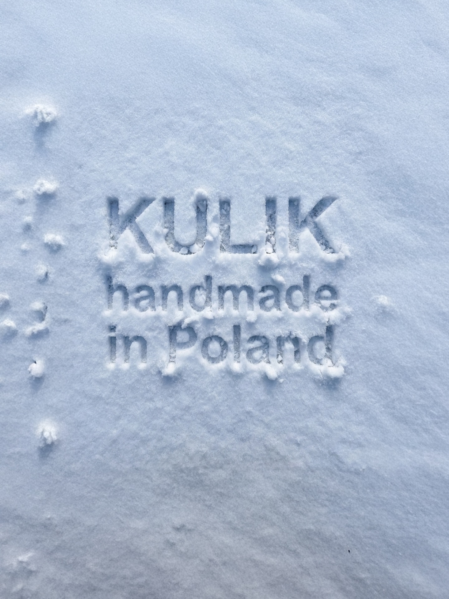 Cisza. Śnieg. I znak, że wszystko robimy po swojemu.
KULIK – handmade in Poland.
Każdy detal powstaje tu, lokalnie, powoli i z myślą o tym, żeby służył na dłużej niż jeden sezon.
Nie masowo. Nie przypadkiem.
Po prostu ręcznie robione rzeczy, które mają sens.