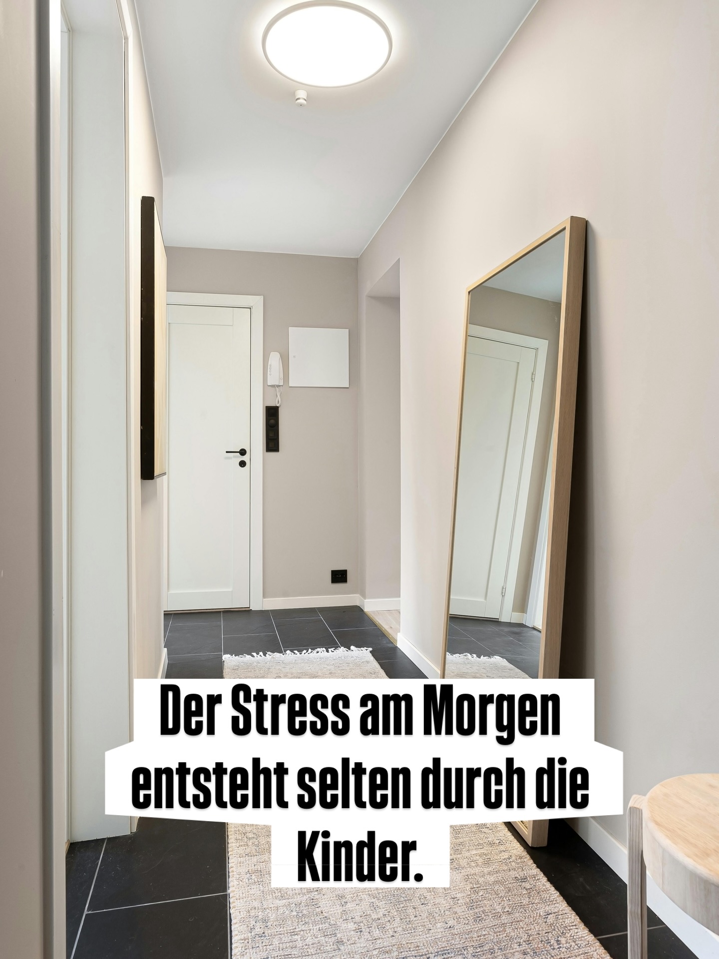 Unsere Morgen sehen oft gleich aus.
Und trotzdem fühlen sie sich jedes Mal anders an.
Nicht, weil die Kinder plötzlich „schwieriger“ sind.
Sondern weil meine innere Haltung eine andere ist.
Wenn ich angespannt bin,
wird aus jeder Kleinigkeit Stress.
Wenn ich ruhiger bin,
werden dieselben Situationen handhabbar.
Zwei Minuten später ankommen
ändert selten etwas Wesentliches.
Meine innere Anspannung aber schon.
Ich merke immer mehr:
Nicht die Situation entscheidet,
sondern wie ich ihr begegne.
Und genau das macht den Unterschied.
Alles Liebe
Steffi 💛
#familienalltag
#stressreduktion
#achtsameelternschaft
#innerehaltung
#resilienzleben