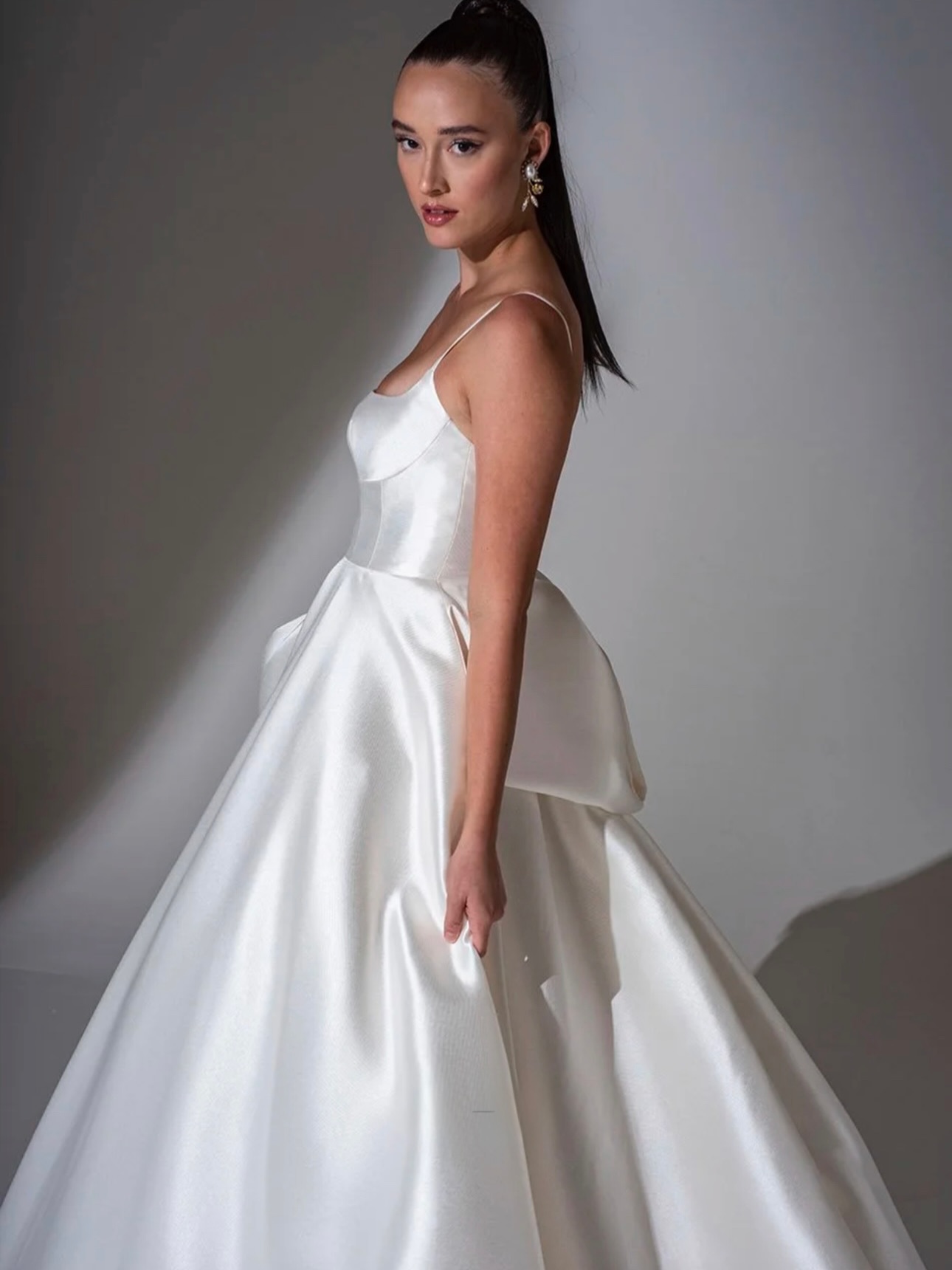 A study in silhouette and intention. Our signature clean, contemporary aesthetic evolves with three new gowns from British designer @fredabennet—architectural lines, sculptural internal construction, and an effortless sense of quiet luxury.
For the bride who edits her world with precision and dresses with purpose.
Appointments now open to experience the collection in person.
Book Now . Link in Bio .
#mayandgracebridal
#contemporarybride
#ballgownweddingdress
#satinweddingdress
#classicbride