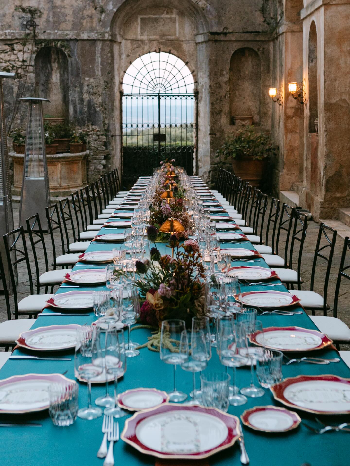 Part 1 : Commencer fort sous le clair de lune autour d’un diner de bienvenue et de gens sexys
Photos @clarisseetjohan
#welcomeparty #amazingplace #spritztime #bestpeople #frenchweddingdesigner