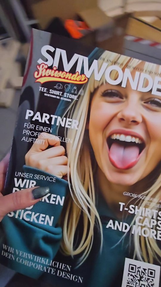 📦✨ Unboxing-Moment! ✨📦
Unser neuer Siviwonder-Katalog ist endlich da – frisch gedruckt, voller Inspiration & ganz viel Herzblut 💛
Ich liebe diesen Moment, wenn aus Ideen endlich etwas Greifbares wird.
👕 Textildruck
🧵 Stickerei
🖨️ UV-Druck
🎨 Individuelle Veredelung für eure Projekte
Blätter rein, lass dich inspirieren & sag mir gern in den Kommentaren, welches Produkt dir am besten gefällt 👇
Der Katalog ist ab sofort verfügbar 🚀
#siviwonder #neuerkatalog #unboxingvideo #textildruck #stickerei