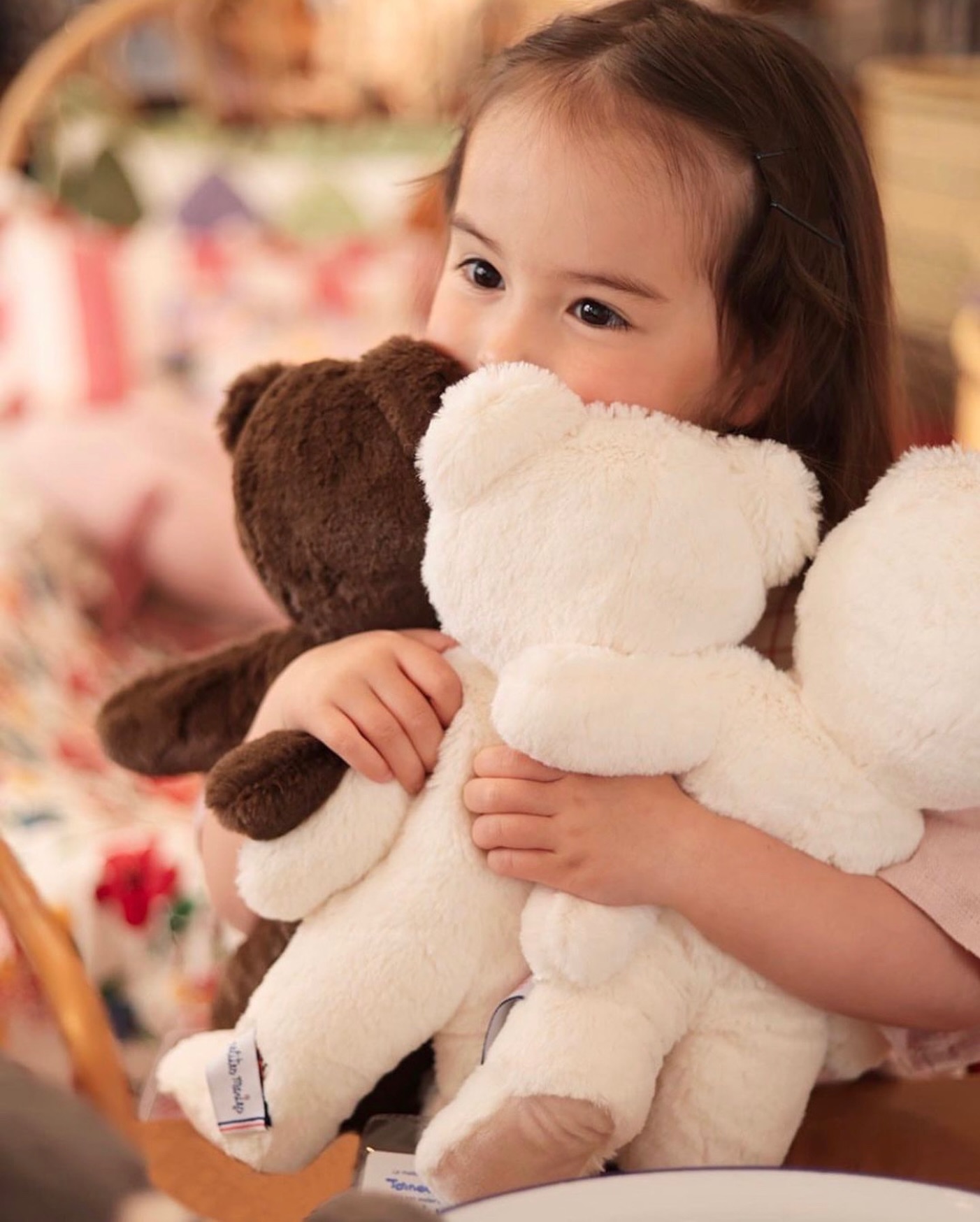Parfois, il suffit d’un câlin et de quelques doudous pour illuminer tout un visage… 🥰✨
#doudou #compagnondevie #enfanceheureuse #peluche #madeinfrance #douceur #tendresse