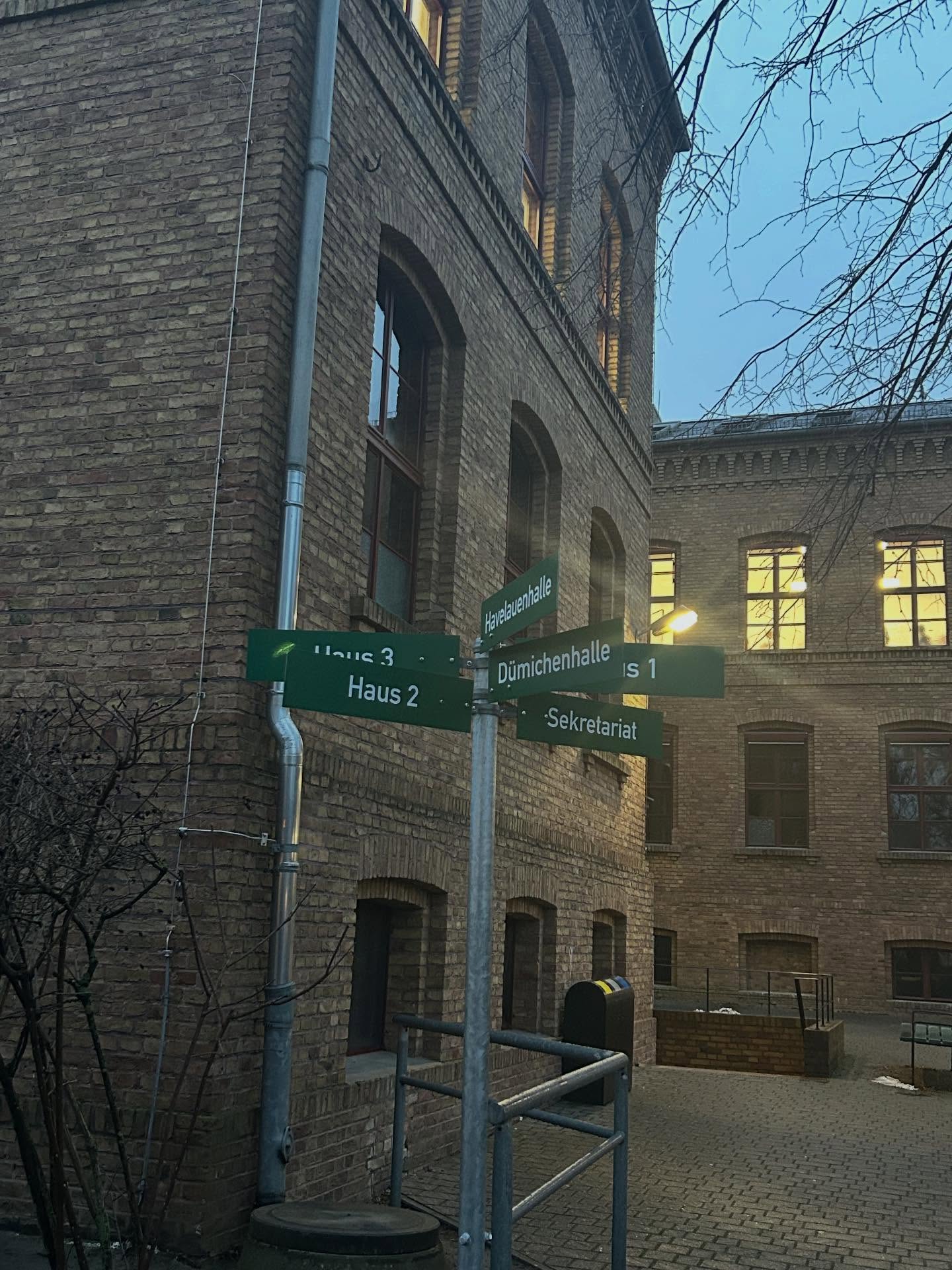 Neue Beschilderung auf unserem Schulhof ist angebracht. #werderhavel #cvowerder