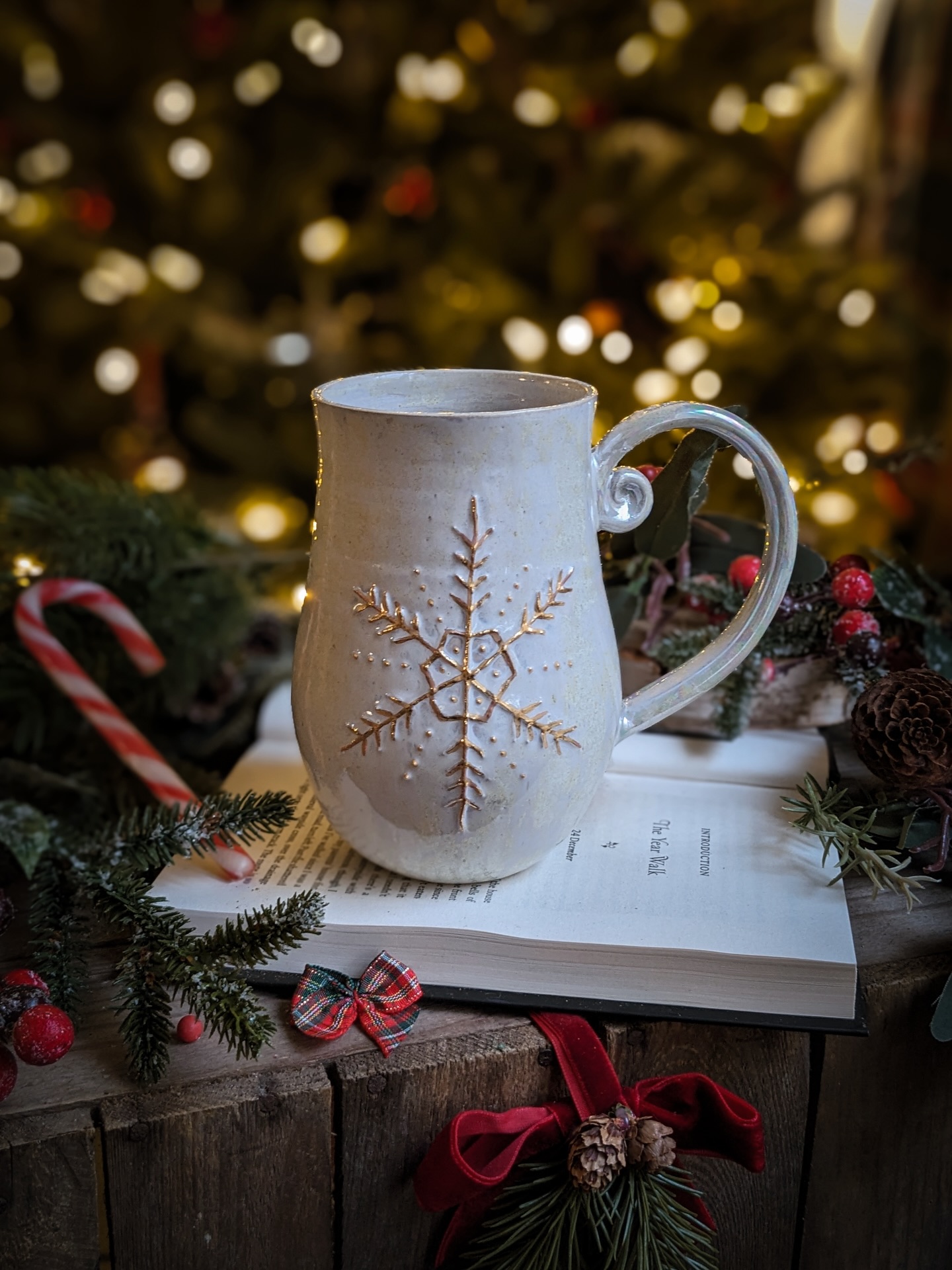 ❄️ Seconde MAJ de Noël 🎄✨
Comme prévu, elle arrive ce soir à 19h ! ☺️ ça sera une toute petite mise en ligne avec très peu de quantité ! Voici un aperçu des créations que vous pourrez retrouver ce soir 🥰 pas de nouveautés prévues à part une bougie citrouille de neige ⛄️
Dites-Moi en commentaire le thème de la collection que vous aimeriez avoir au mois de février 😏❄️✨
#thefairytreehouse #winter #wintermug #snow #potterymugs #january