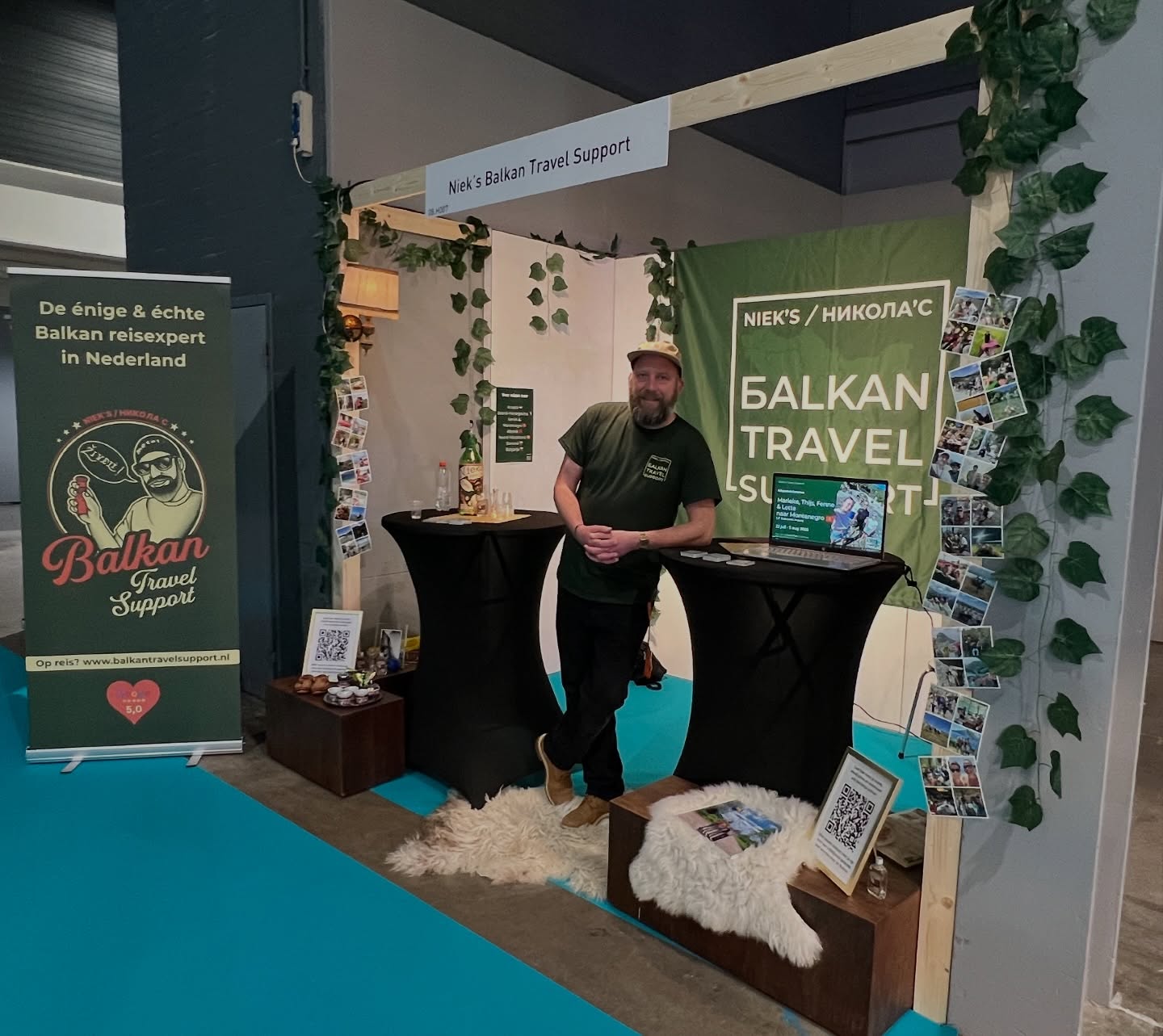 Dit had ik eerlijk gezegd even niet aan zien komen 🙃
De eerste keer op een beurs met mijn (kleine) bedrijf, was stiekem toch wel een serieuze happening!
Daar loop je dan met je mooie Balkan-spulletjes in zo’n mega hal, om op te gaan bouwen. Een beetje weggestopt achter een van de grootste reisorganisaties (waar je je verre van mee identificeert) en op een gek, maar autonoom plekje, dat precies goed bleek te zijn.
Met frisse moed, veel energie en de nodige positieve steun van vrouw, vrienden en familie, open je je winkel.
Dat er dan gewoon 4 dagen lang, super geïnteresseerde en echt hele leuke mensen speciaal naar je toe komen, om over hun reisplan naar (of link met) de Balkan te praten is toch wel heel erg bijzonder! Ook mijn verhaal en concept werd super goed ontvangen 🤩
Deze bedankjes zijn dan ook wel even op zijn plaats:
* Alle bezoekers van de Balkan Travel Support-stand ❤️
* Ellen, Youri en Bas voor uitstekende advisering op de beursvloer (@excellentii / @jpbbrouwer / @yhaaaaaam)
* Martijn en Sjak voor de perfecte 2x2m-banner voor in mijn stand. Check @backdrop4bands !
* Anne van Ardanza reizen voor het advies vooraf en de leuke ontmoeting, ook met Ellen (@ardanzareizen)
* Vrienden, kennissen en familie voor de gezellige bezoekjes op de beurs. Maarten bedankt voor de video! (@nuzzle77)
* De gezellige buren van @raceplanet
* Het team van de Vakantiebeurs voor de goede organisatie en ondersteuning (@devakantiebeurs)
* en last but not least, opa en oma in Zeeland die een paar daagjes op onze lieve Miro pasten
❤️ Niek | Balkan Travel Support