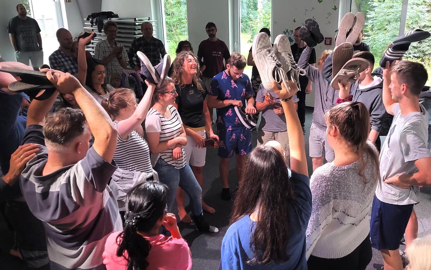 Our community sending out the Poland and Romania Outreach team with prayer.
26 people are part of the team and are looking forward to going to Poland today.
Beim Gemeinschaftsabend wird das Polen und Rumänien Einsatzteam mit Gebet ausgesendet.
26 Leute gehören zu diesem Team und freuen sich heute nach Polen zu fahren.