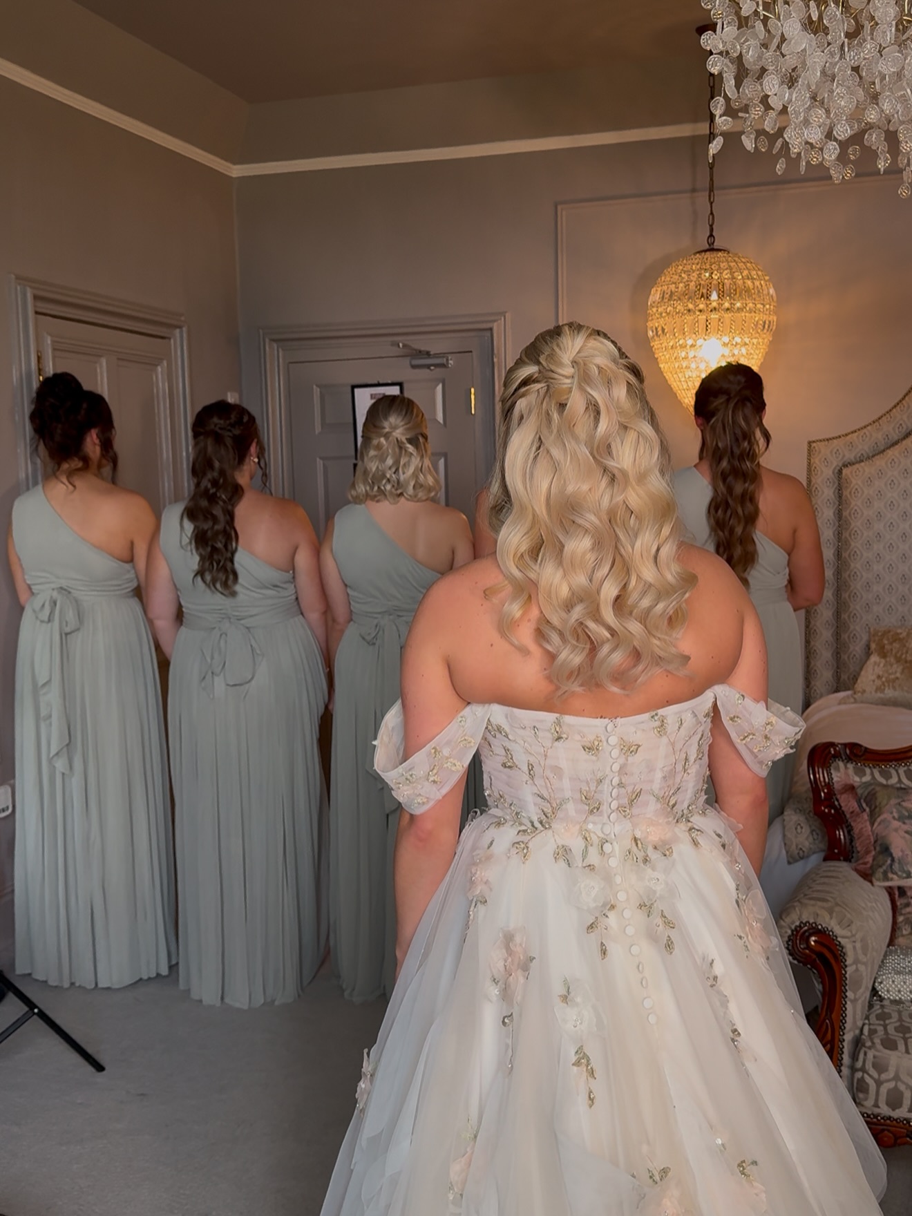 Special moments 💫
I love witnessing bridesmaid reveals, all the excitement just before you walk down the aisle. What a beautiful morning it was for Leah’s wedding day 🌸
Captured by my bestie @yoursocialcontentgem
Make up by the best @hannahmaymakeupartist
Venue @welbeckmanorhotel
.
.
.
#bridesmaidreveal #bridetobe #bridalhair #weddingmoments #bridal