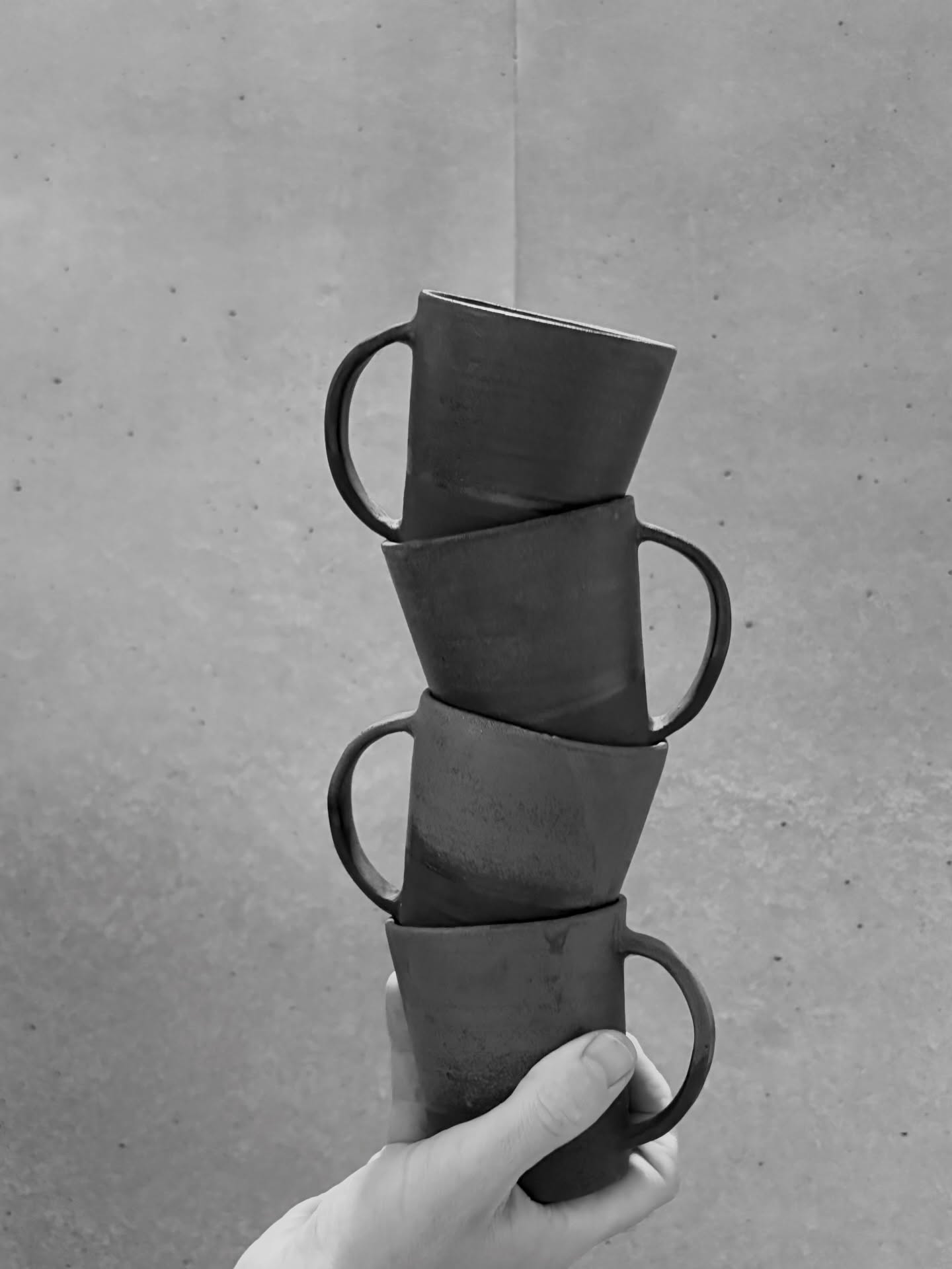 Bauernchalet × franzart
Handgemachte Keramik. Entwickelt für den Alltag.
Gemeinsam mit franzart haben wir eine Keramikserie entwickelt, die zu uns passt.
In Form. In Haptik. In Haltung.
Basierend auf der AREIA-Serie von franzart, angepasst an unsere Wünsche,
versehen mit beiden Logos – franzart & Bauernchalet.
Cappuccino-Becher, Teller, Bowls.
Reduziert. Zeitlos. Gemacht für den täglichen Gebrauch.
Keramik, die benutzt werden darf.
Und schöner wird, je öfter sie im Alltag ist.
Die gesamte Serie steht unseren Gästen im Bauernchalet zur Verfügung –
vom ersten Kaffee am Morgen bis zu langen Abenden am Tisch.
Und für alle, die Dinge mitnehmen möchten, die bleiben:
Die Keramik ist bei franzart online erhältlich
oder direkt in unserem kleinen Shop im Bauernchalet.
Für unsere Gäste.
Und für alle, die Gestaltung auch im Alltag schätzen.
🤍
#bauernchalet
#franzart
#handgemachtekeramik
#areiaserie
#designtrifftalltag
#slowliving
#interiorwithsoul
#ceramicslovers