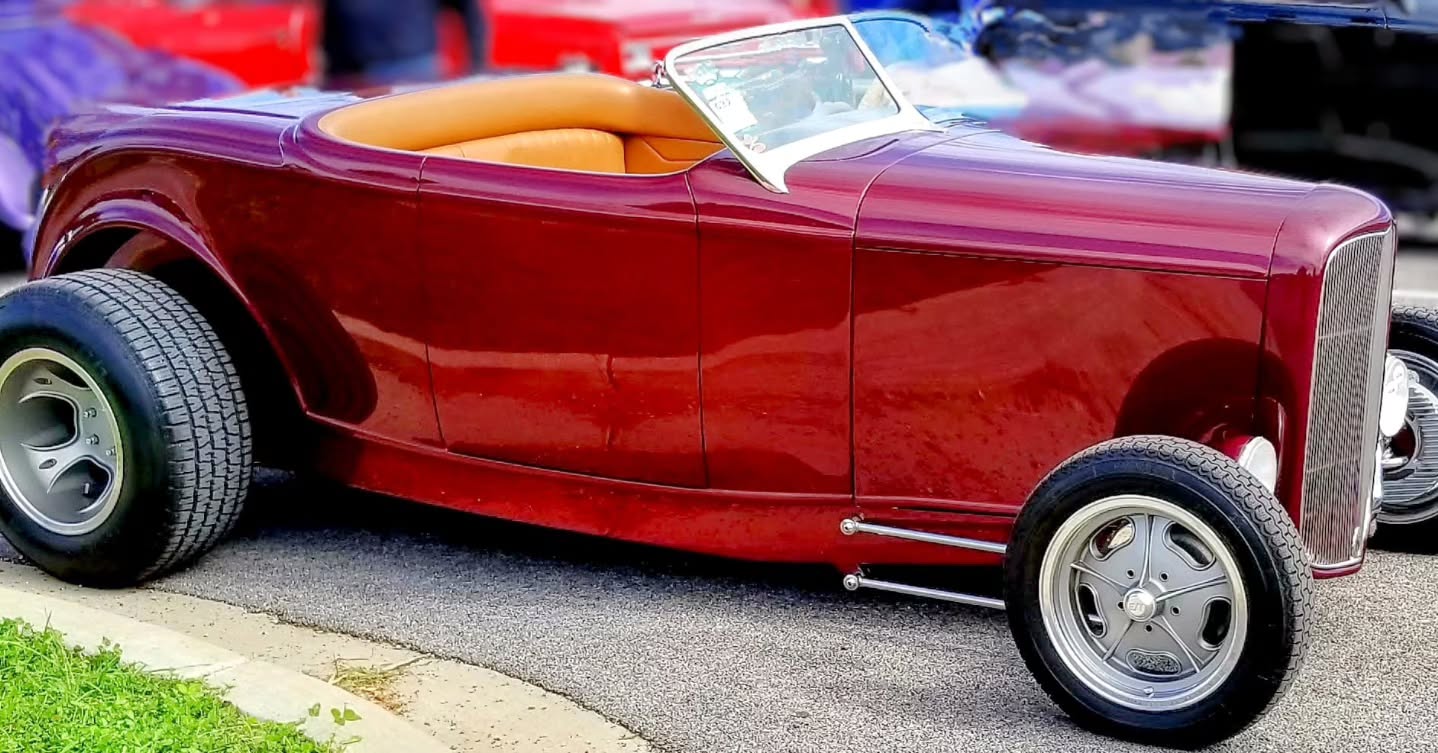 Candy-apple cool with old-school soul.
Nothing but glossy curves, open sky, and Kentucky blacktop begging for a burnout.
If this isnât hot rod perfection, what is?
#cartucky #hotrod #roadster #carshow #KentuckyRides